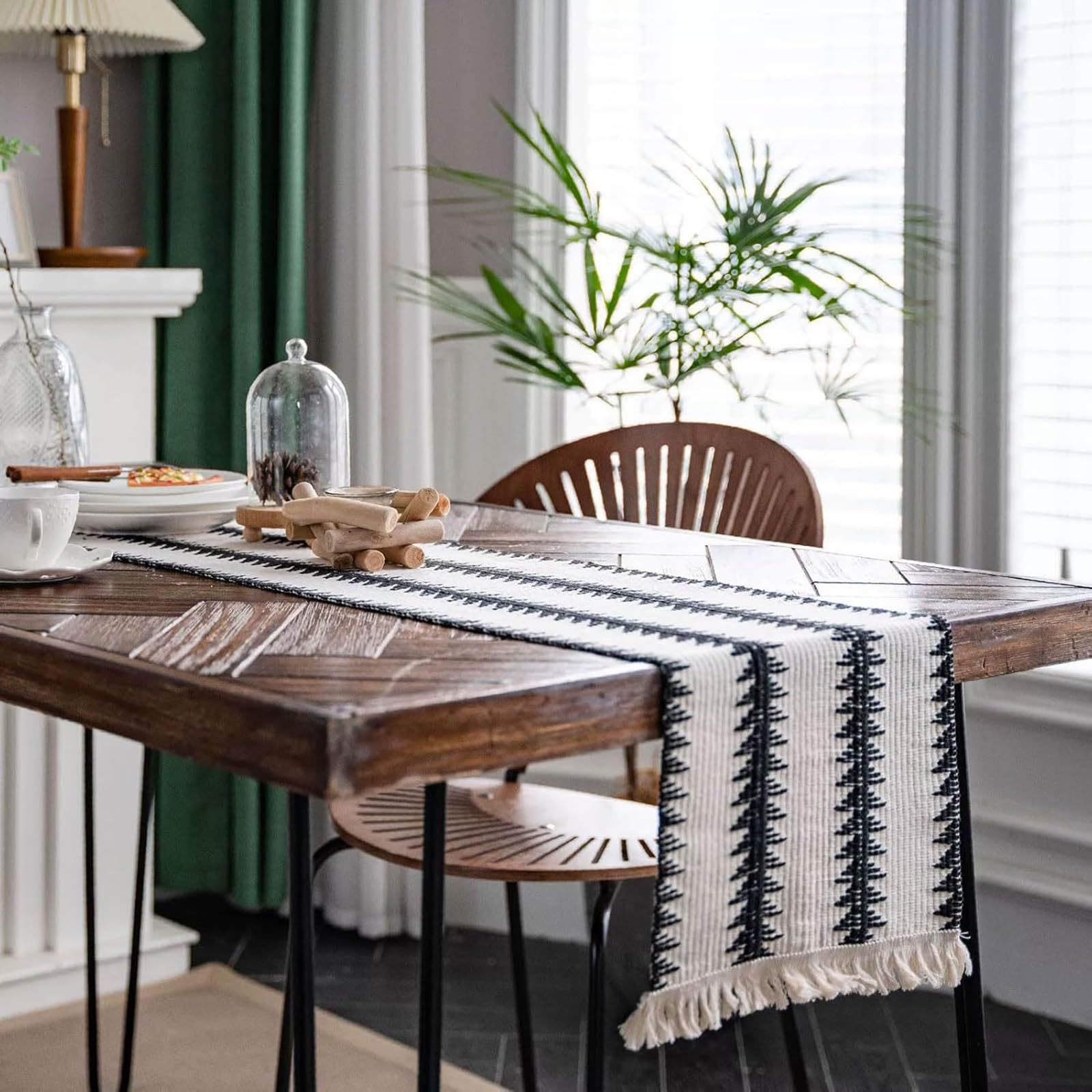 Chemin de table en coton et lin avec pompons à la main - Motif cœur rouge ou arbre noir et blanc - Style rustique bohème - Pour cuisine, décoration de table, intérieur ou fête - 120 x 30 cm