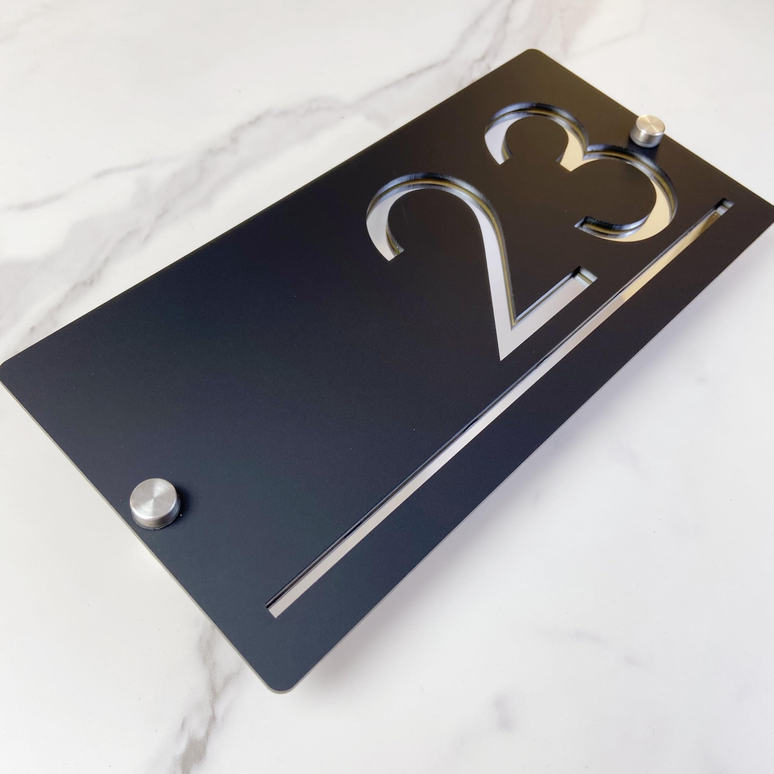 Placa de número de casa al aire libre, Diseño suspendido placa de número de casa personalizada, letrero de nombre de calle 3D cortado con láser acrílico moderno (negro&plata)