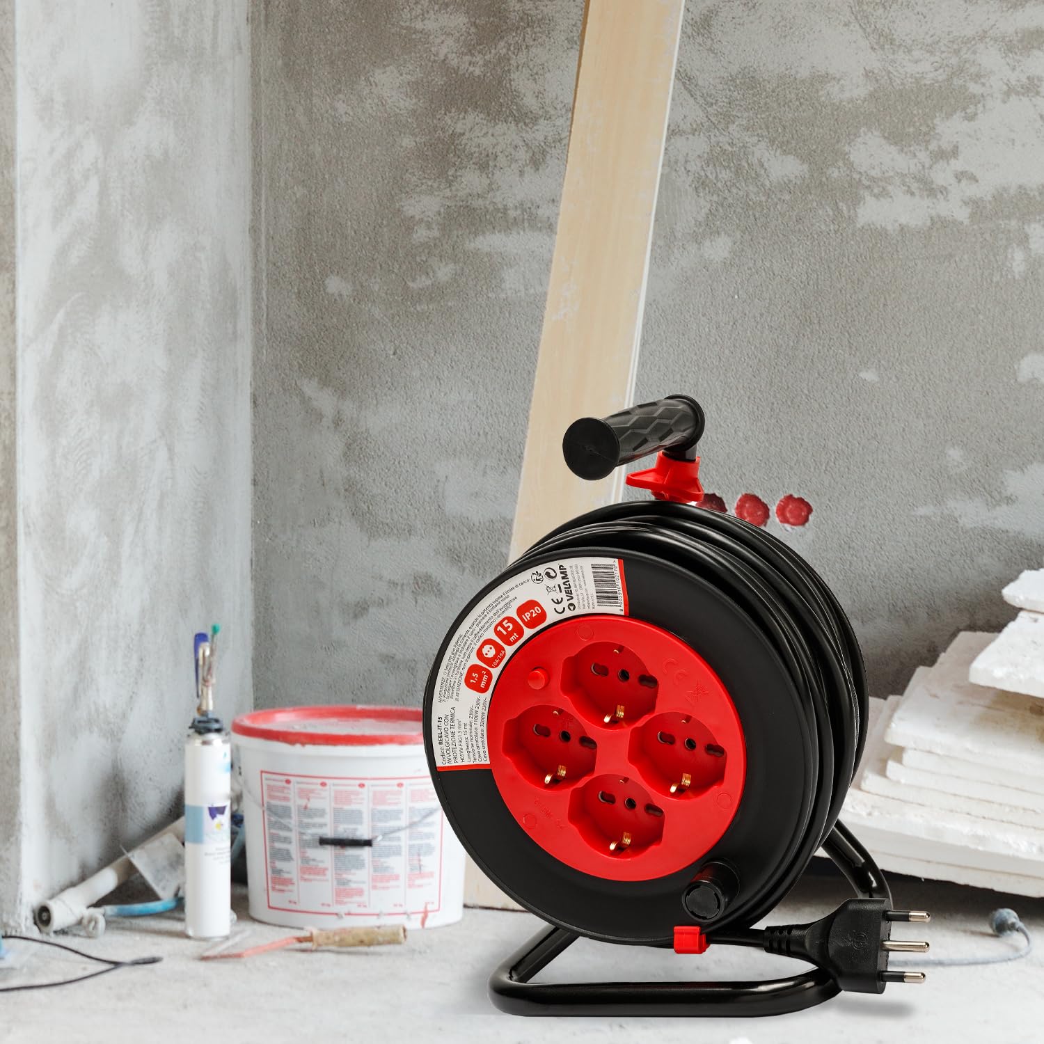 VELAMP REEL-IT-15 Rallonge électrique avec enrouleur de câble 4 prises polyvalentes (Schuko + 10/16 A) + Grande fiche 16 A, avec protection, section câble 3G1,5 mm², noir/rouge, 15 mètres