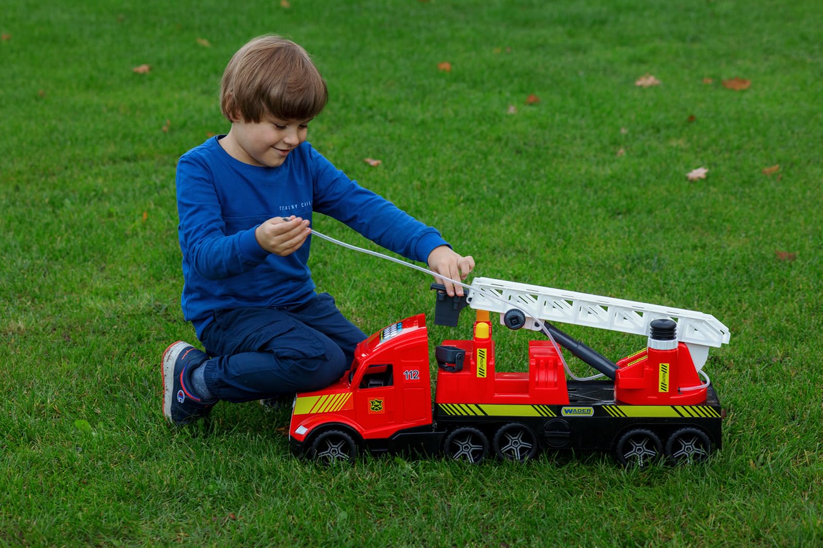 Wader 36221 - Magic Truck Feuerwehr mit ausziehbarer Leiter, Wasserspritze und leuchtenden Scheinwerfern, Größe ca. 79 cm, für Kinder ab 3 Jahren, Geschenk für kreatives Spielen