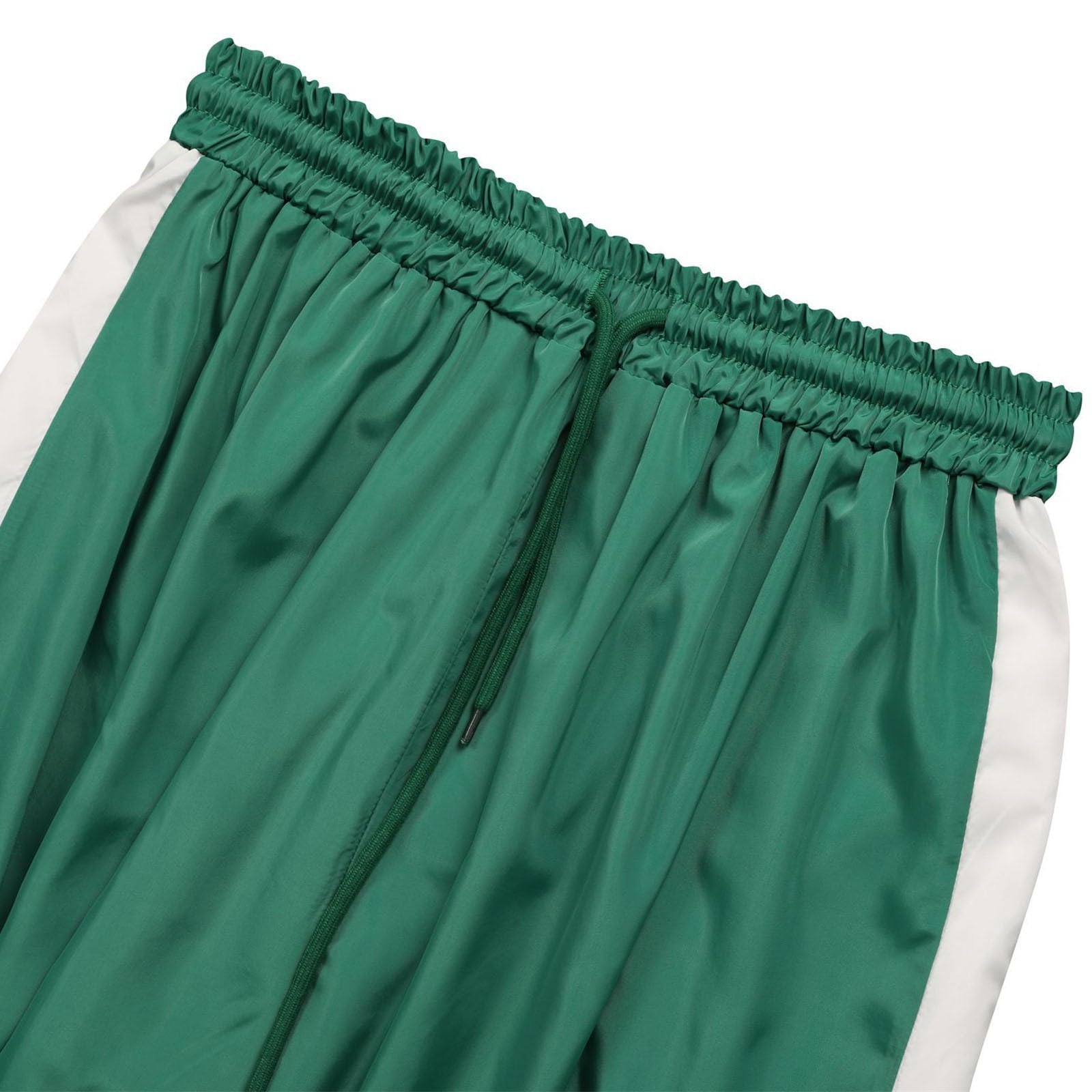 Tuta sportiva casual, morbida, due pezzi, con giacca ampia e pantaloni comodi, per il tempo libero sportivo e per tutti i giorni.