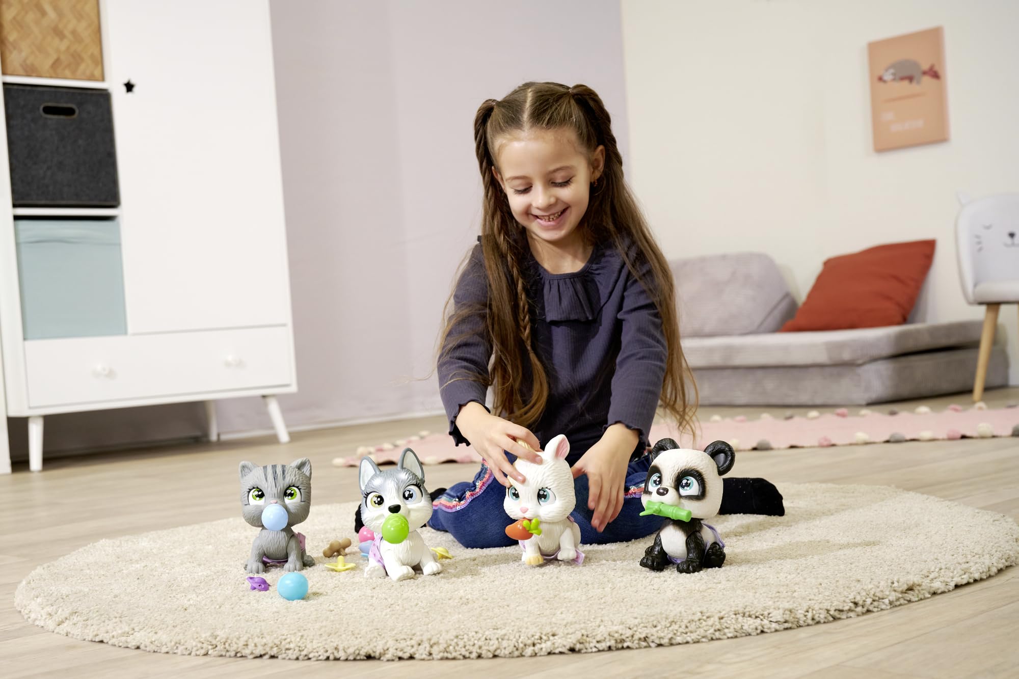 PAMPER PETZ 105950054 Panda z pieluszkowego gangu siusiający zwierzaczek z akcesoriami niespodziankami, pije i i siusia w pieluszkę, 15cm