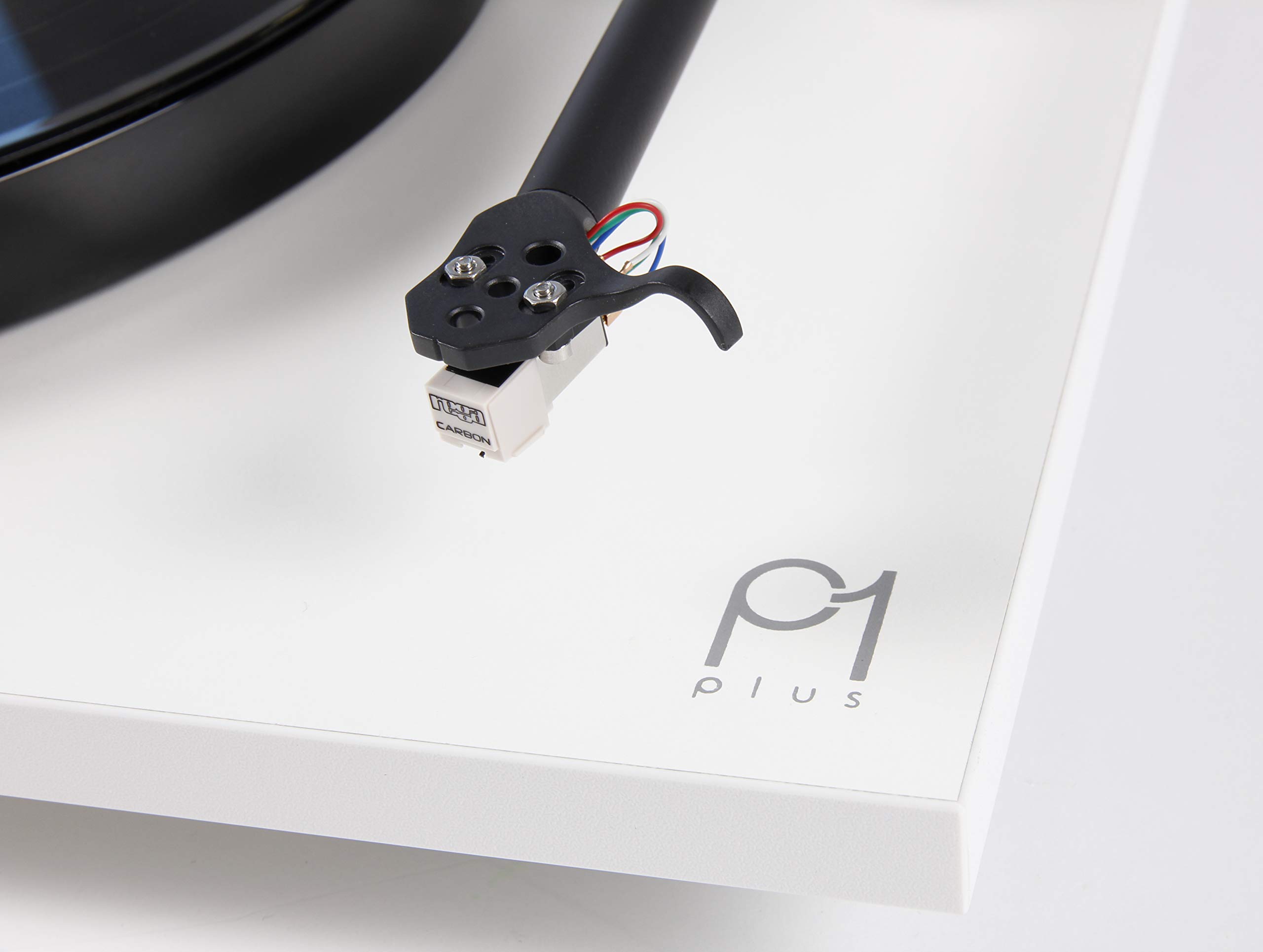 Rega Planar 1 PLUS Plattenspieler Mattweiße Oberfläche mit Rega Carbon Patrone und eingebautem Phono/Prevoofon Bühne Version 2021