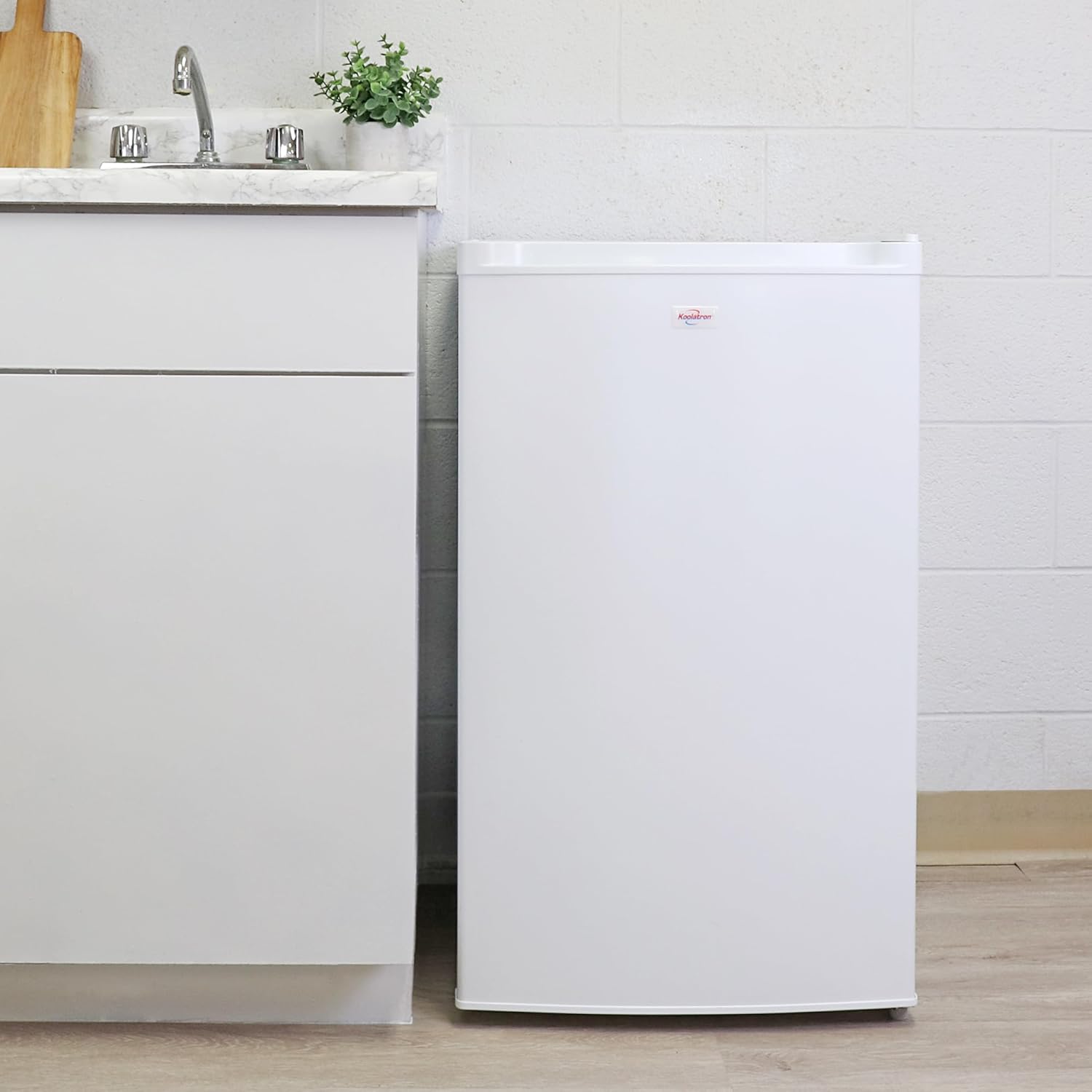 Koolatron Compact Upright Freezer, 3.1 cu ft (88L), White, Manual Defrost Design, Space-Saving Flat Back, Reversible Door, 3 Pull-Out Basket Shelves, for Apartment, Condo, Cottage