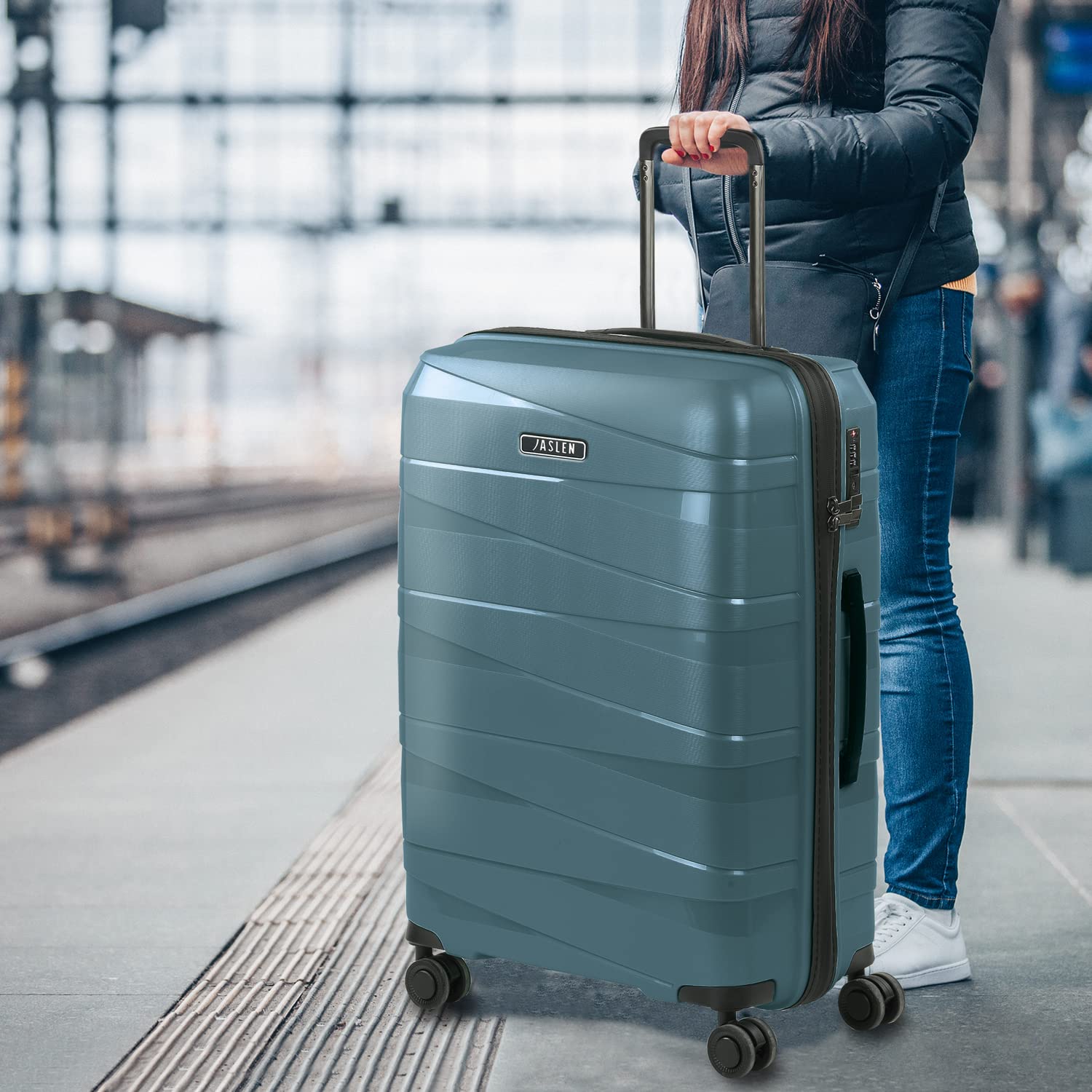 Duże walizki podróżne 23 kg. Duża sztywna walizka podróżna 4 koła. Duże wal