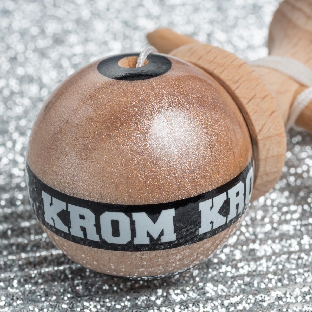 KROM Kendama Micro Natural – Mini Kendama de Madera de Haya – Totalmente jugable – Tamaño de Bolsillo – para Principiantes y Profesionales