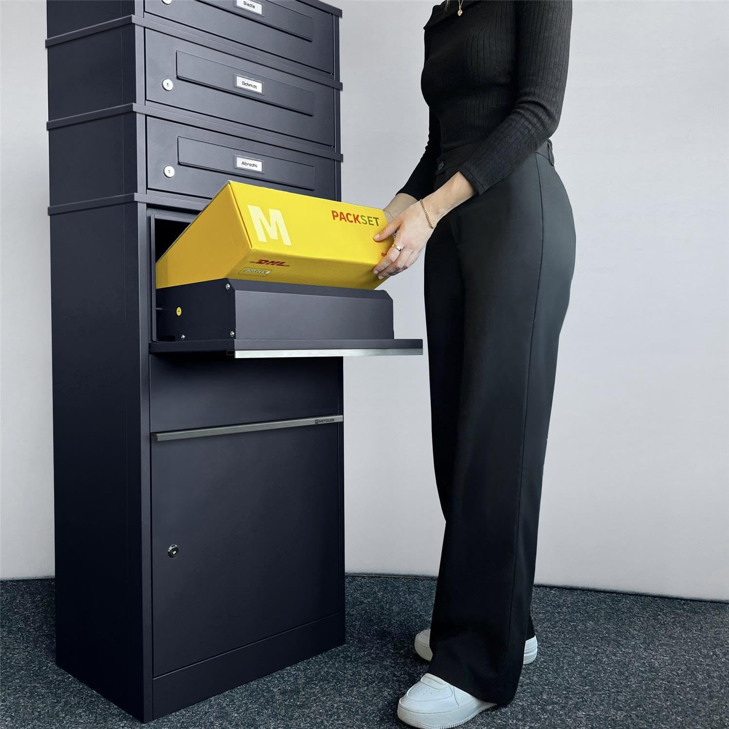 Metzler Paketbox mit 3 Briefkästen – 3er Briefkasten mit Paketfach & austauschbarem Namensschild – Paketbriefkasten draussen XXL – Standbreifkasten - Postbox in RAL7016 Anthrazitgrau - Bispo RE