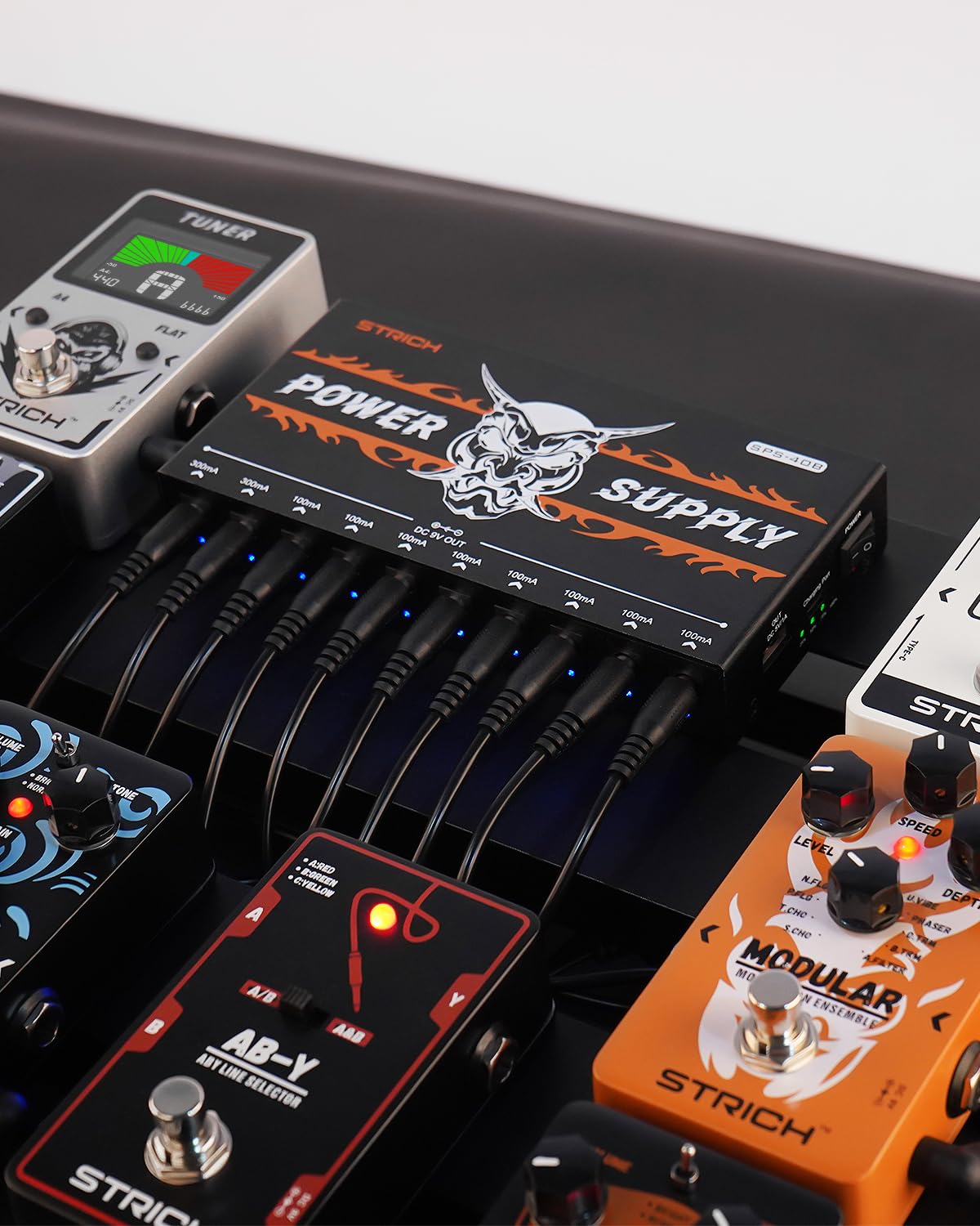 STRICH SPS-40B - Alimentatore a pedale con 10000 mAh 10 uscite DC 9 V (2 x 300 mA, 8 x 100 mA), jack per pedali per chitarra e basso, batteria ricaricabile per effetti a pedale per chitarra, porta USB