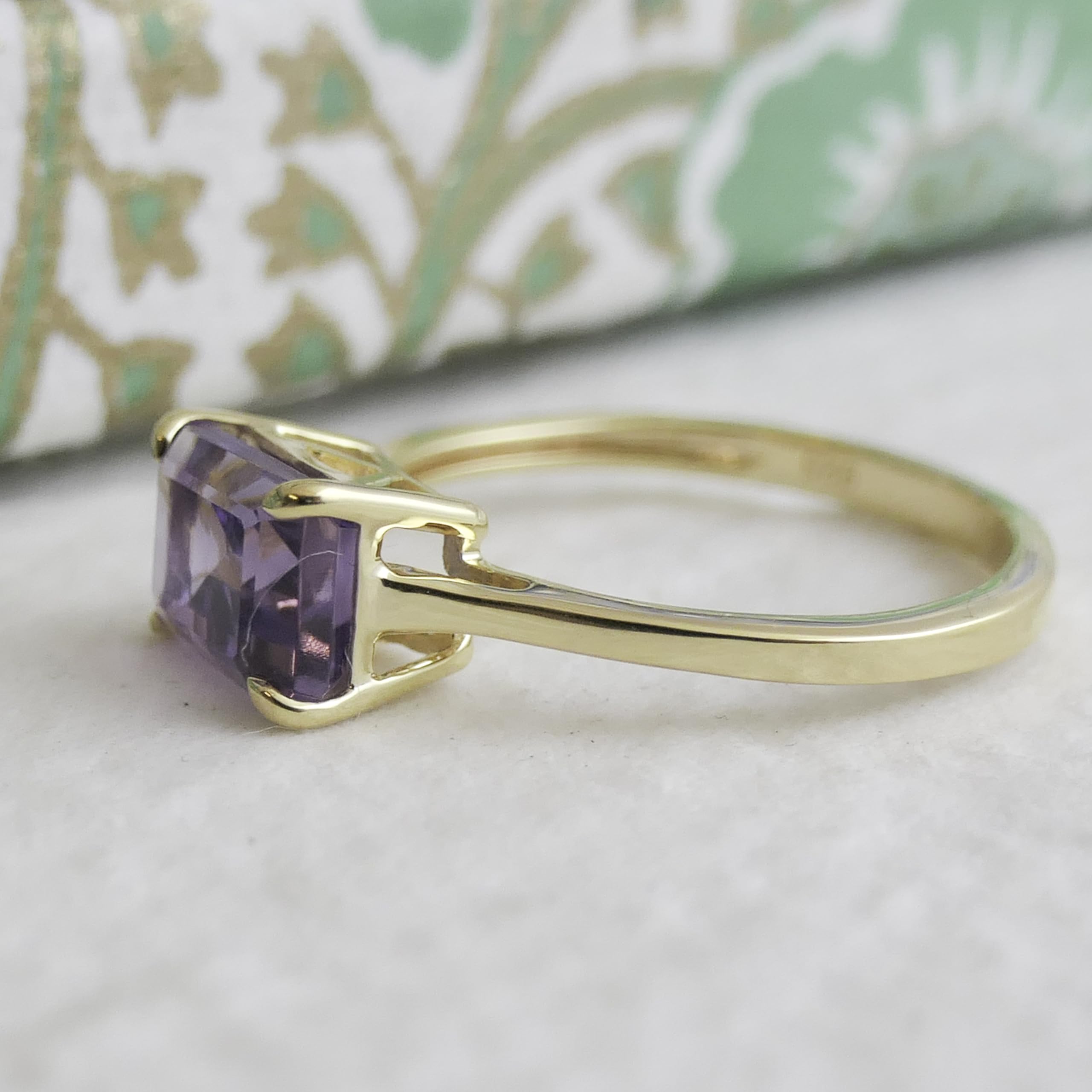 Anillo de plata de ley bañado en oro con amatista talla baguette