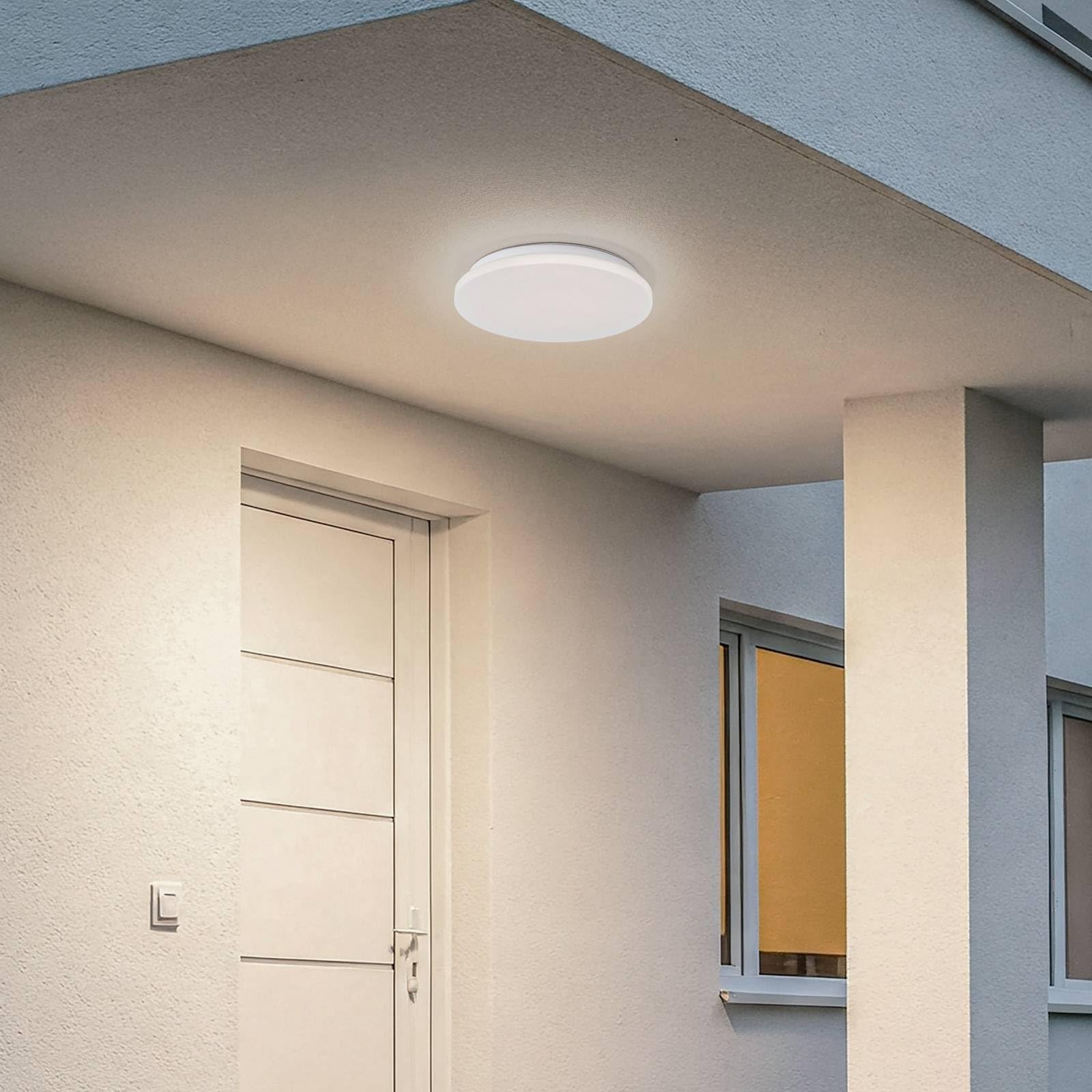 Lindby LED Deckenleuchten Kirkola mit Bewegungsmelder (spritzwassergeschützt in Weiß (1 flammig,) - Außenleuchte für Garten Terasse Balkon & Haus Deckenleuchte