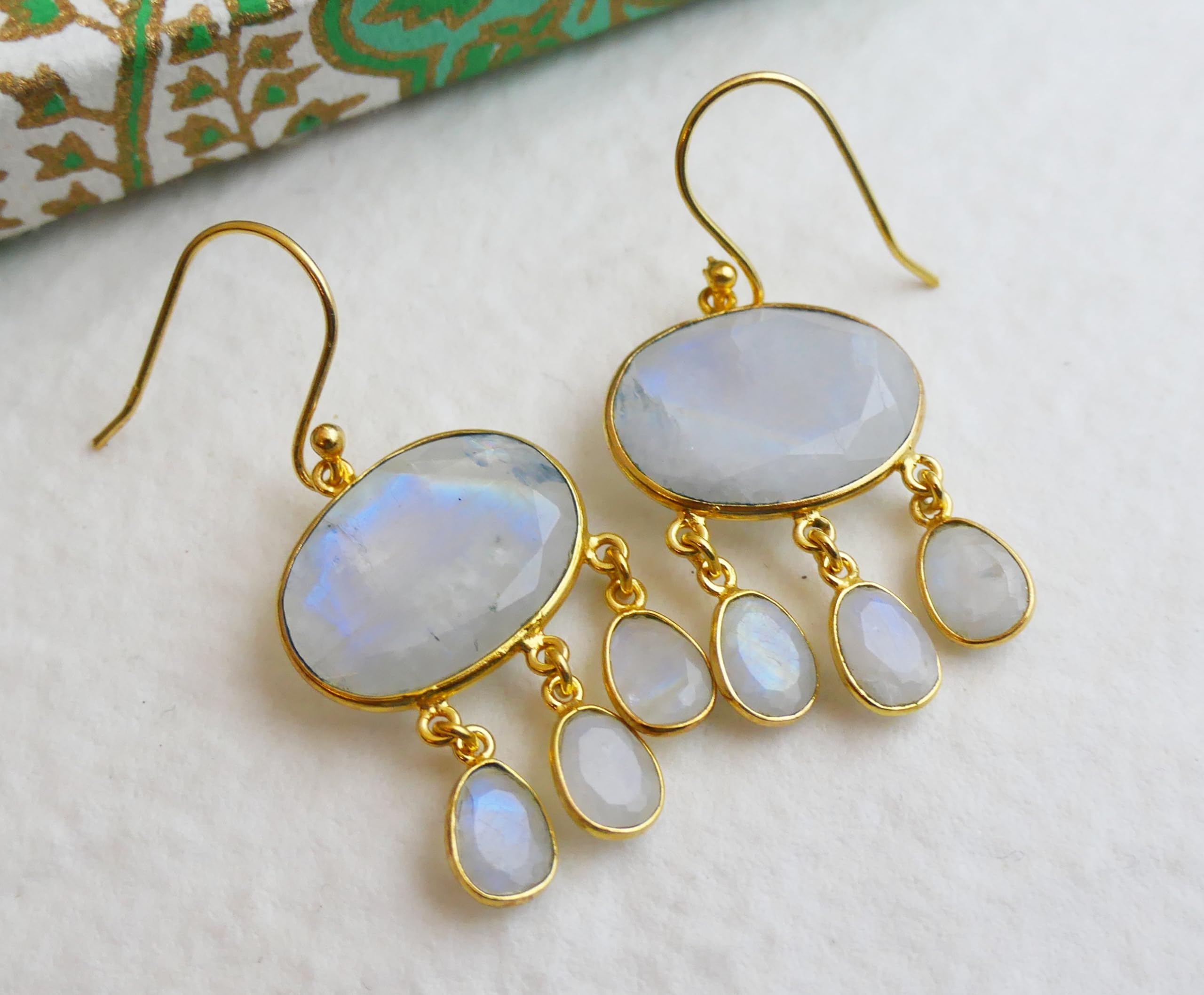 Aretes colgantes de plata esterlina chapados en oro con forma de candelabro de Piedra de la luna