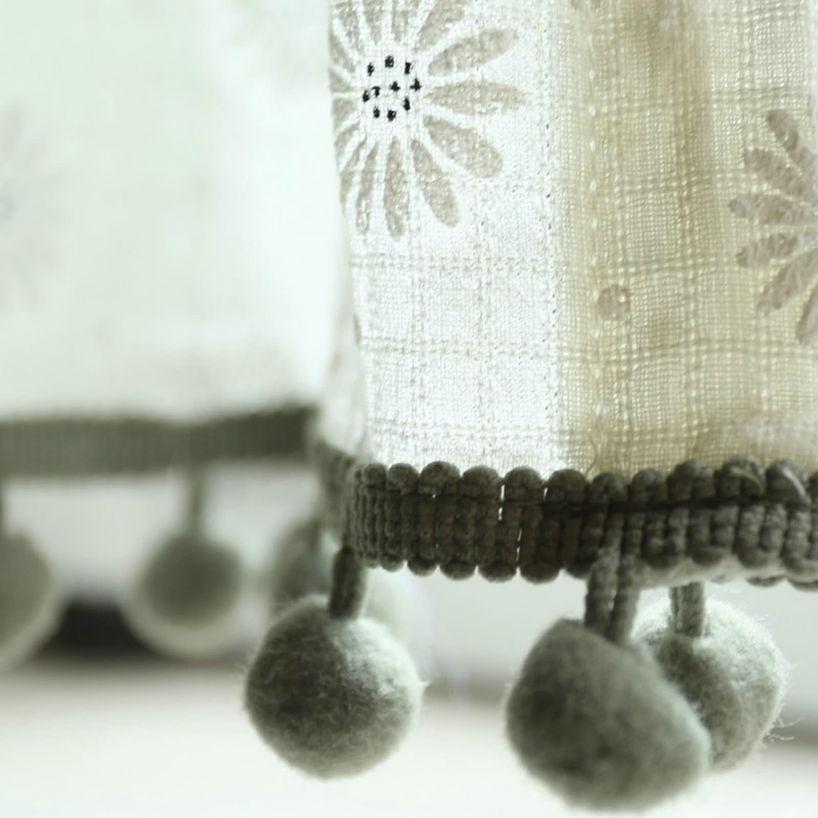 Scheibengardine Voile 120 x 60cm(HxB), 2Pcs Gänseblümchen Muster mit Bommeln Küchenvorhänge Modern Rod Pocket Baumwolle Leinen Voile Gardinen für Küche Fenster Vorhänge, Weiß Grau