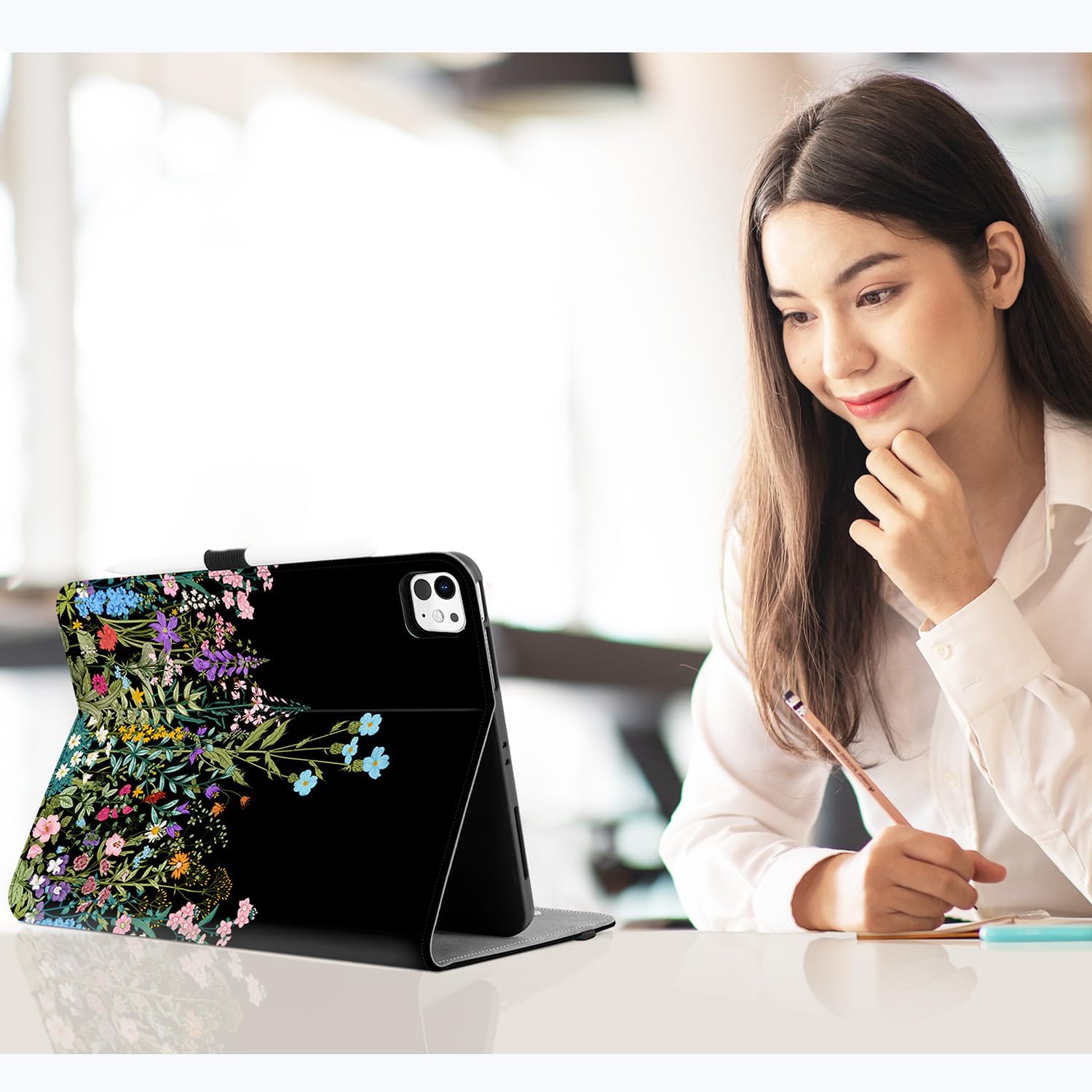 for iPad Pro 13-inch Case (M5) 2025/(M4) 2024, for iPad Pro 13 Inch Case, for iPad Pro M5/M4 13 Inch Cases Pencil Holder/Hand Strap/Pocket, for iPad Pro 13 Cover Auto Wake/Sleep, Black Floral