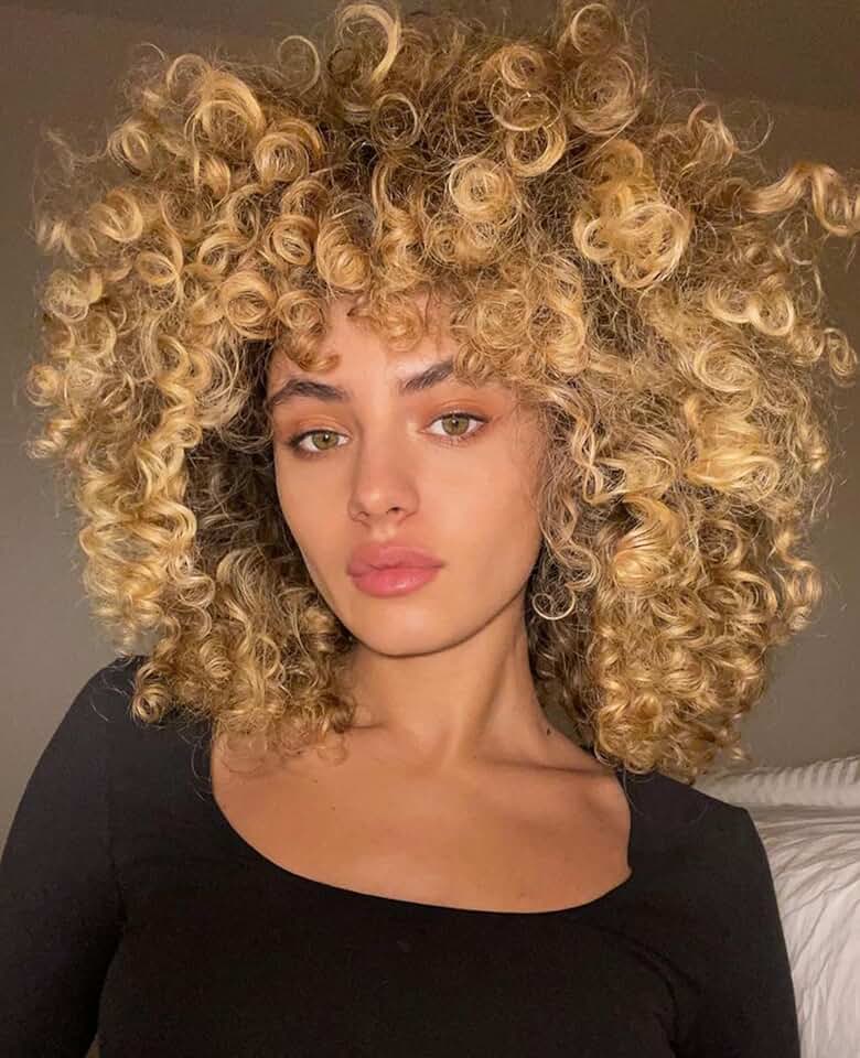 афроамериканка в салоне красоты. завивка волос парикмахерская. парикмахерские для кудрявых. кудрявые парикмахеры. негритянская парикмахерская.