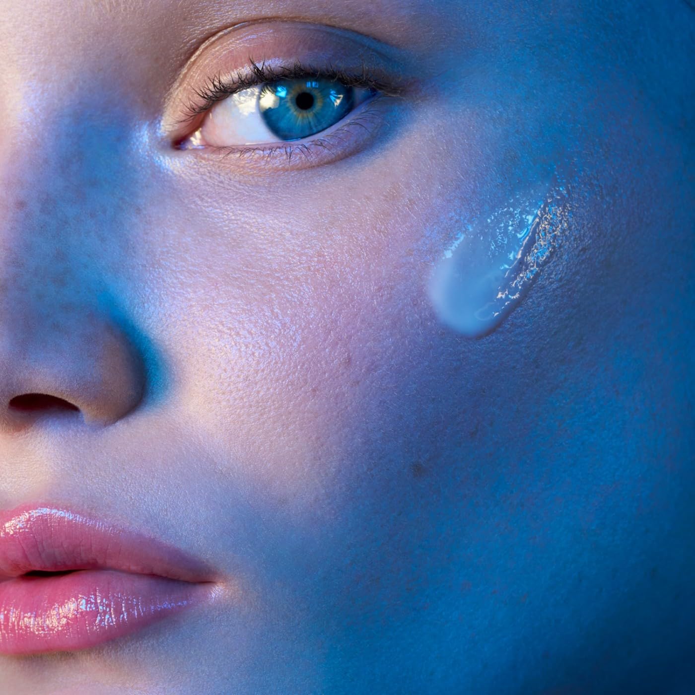 Siero notte anti-rughe e uniformante con retinolo puro e Life Plankton. Ogni sera, agisce su rughe e linee sottili, uniforma l'incarnato e migliora visibilmente la texture e la luminosità della pelle.