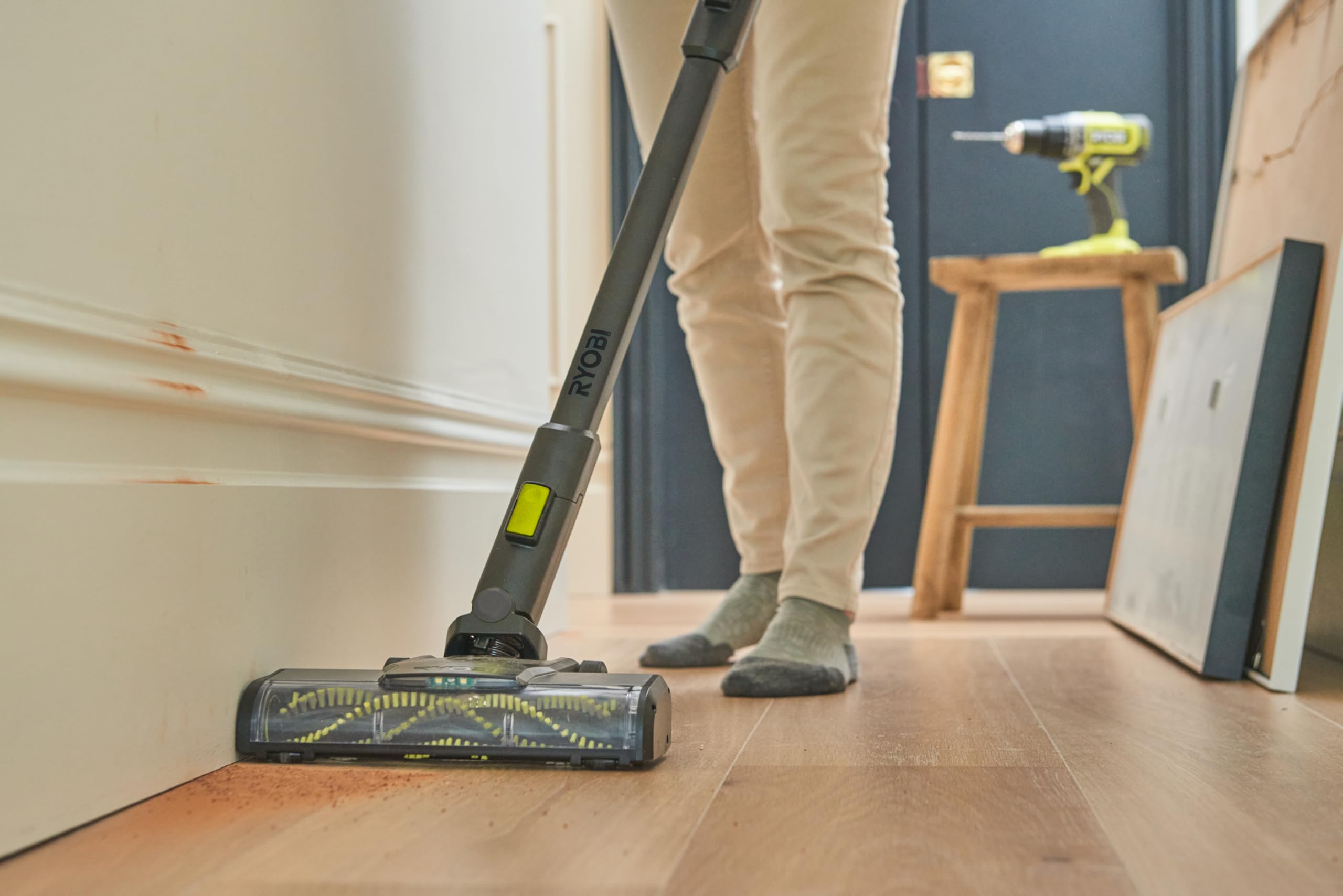 RYOBI Aspirapolvere Brushless Senza Fili a Batteria 18V ONE+ con Spazzola Motorizzata 26,5 cm, Batteria 4.0 Ah e Caricabatterie – Pulizia Profonda di Tappeti e Pavimenti, RSVS18BL-1C40G