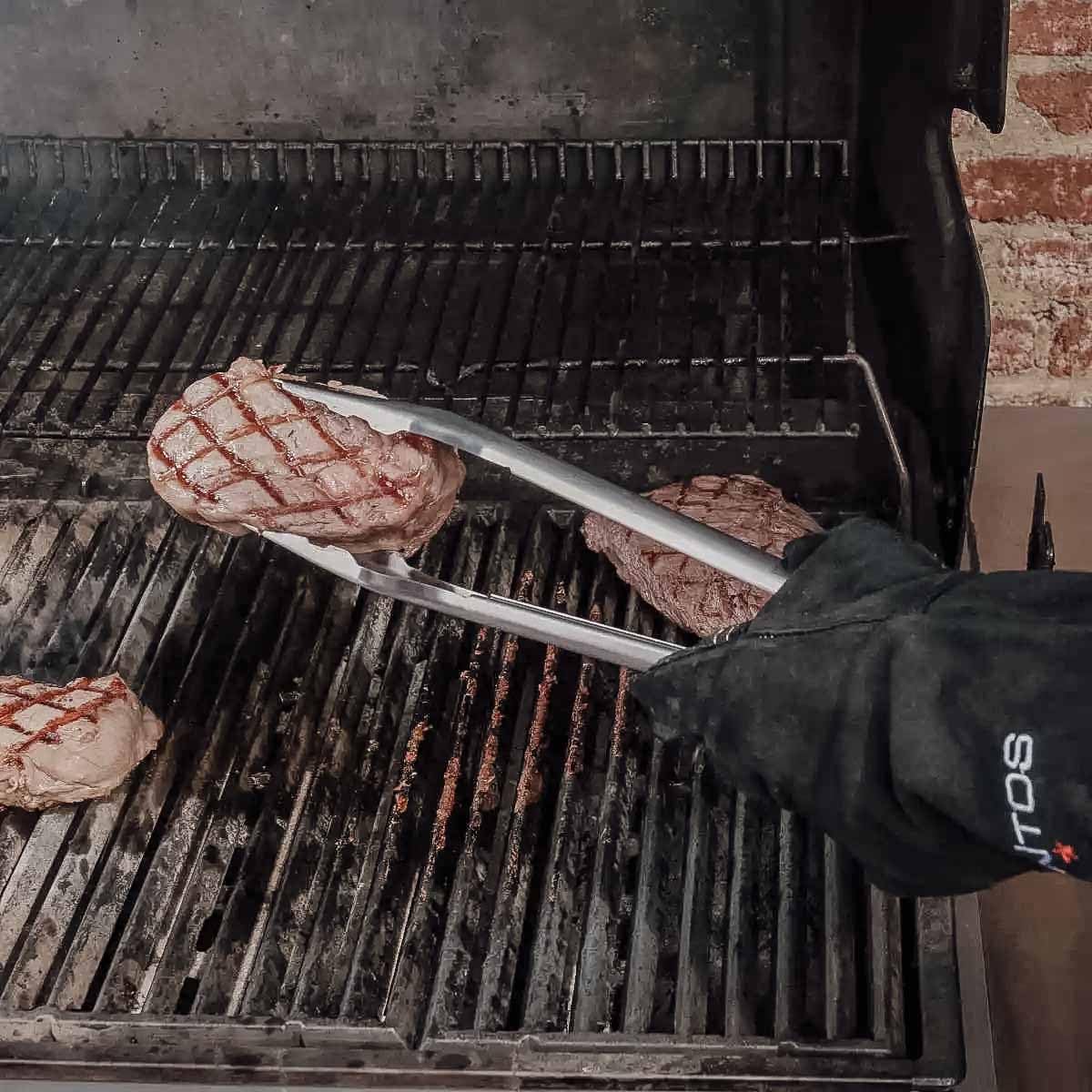SANTOS 3-teiliges Edelstahl Grillbesteck-Set - Grillzange, Wender & Spitzzange - BBQ Geschenkset - BBQ-Besteck - hochwertiges massives Grillbesteck