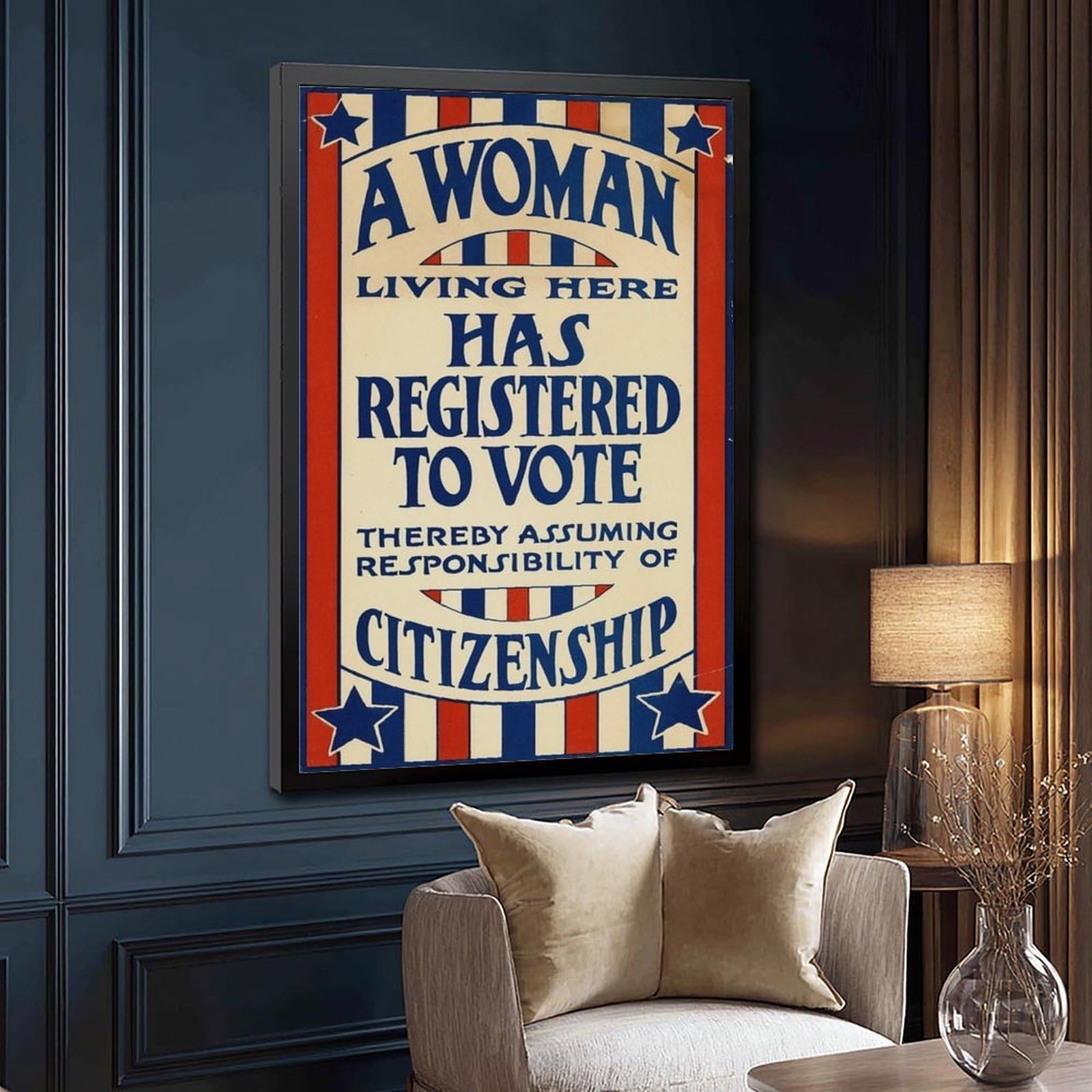 WCYB Cartel decorativo de pared con texto en inglés "A Woman Living Here Has Registered to Vote" (Una mujer viviendo aquí ha registrado para votar) - Letrero de votación de mujer con derecho a votar
