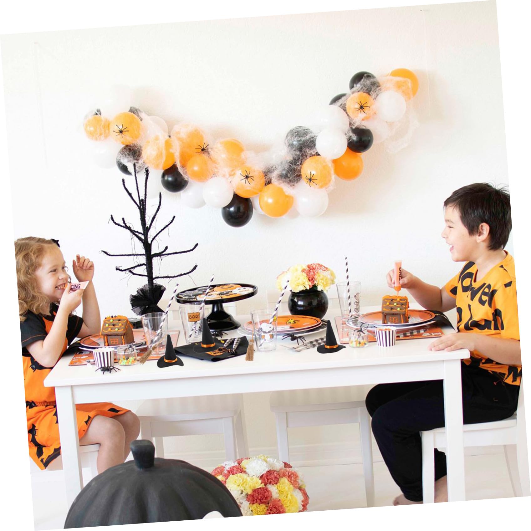 Set da 12 Pezzi Mini Cappelli da Strega e Scope in Feltro e Legno Decorazioni Fai da Te per Halloween Accessori Miniatura per Feste e Decorazioni Bevande