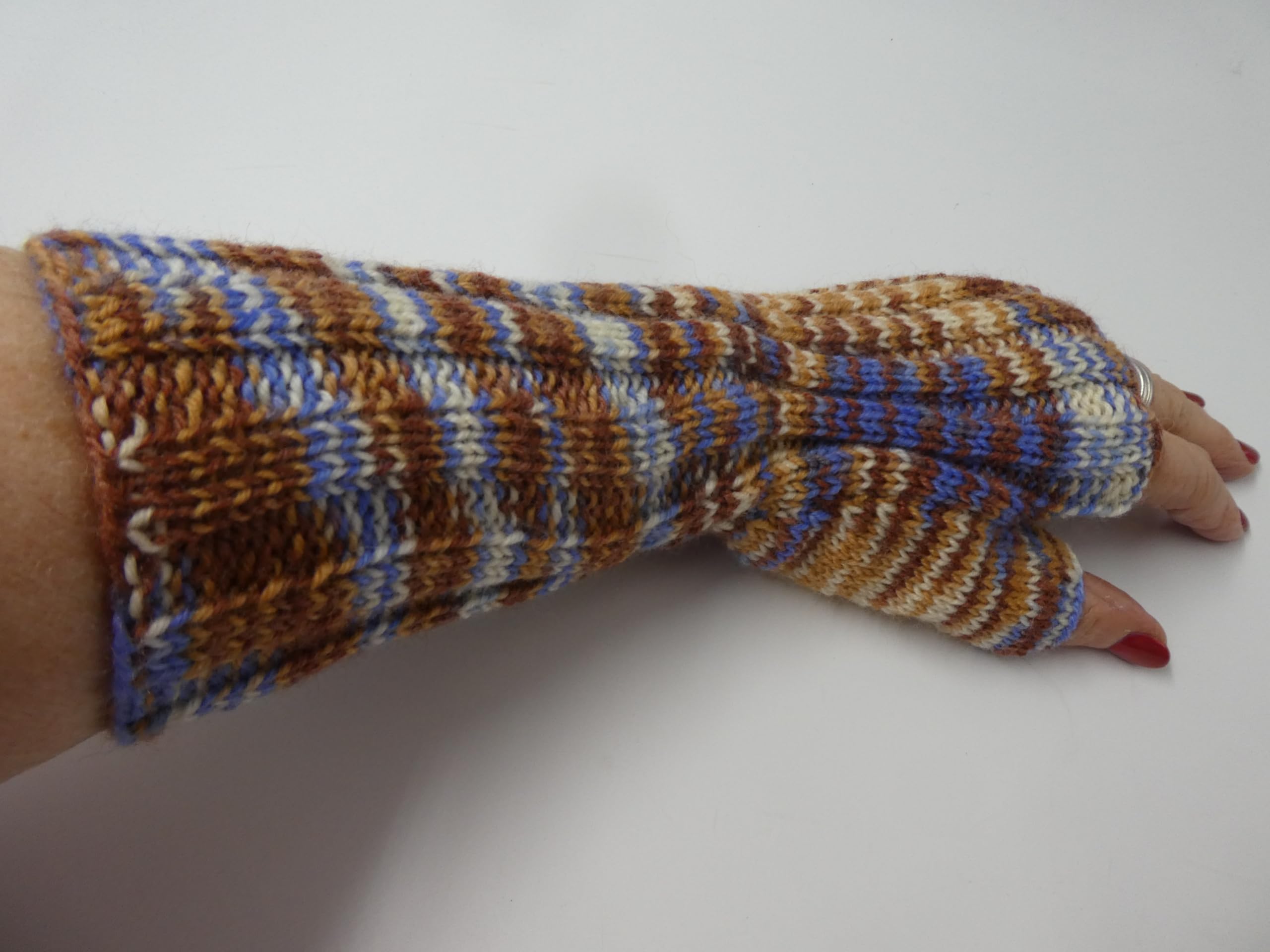 Handgestrickte Stulpen mit angestricktem Daumen, Blau und Braun meliert, Angelika Patschi