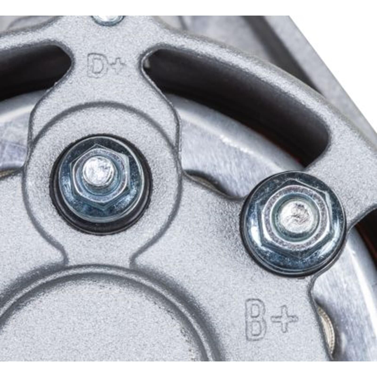 HELLA 8EL 015 643-181 Alternateur - 14V - 33A - pour p.e. MASSEY FERGUSON