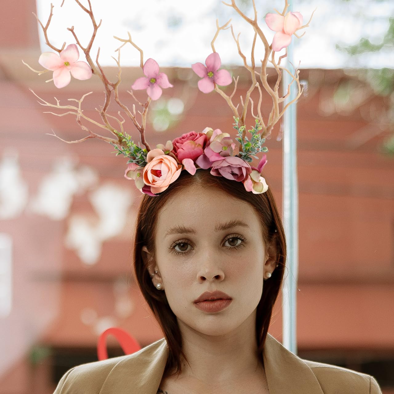 Serre-tête de renne de Noël avec bois et fleurs - Accessoire élégant pour les fêtes, séance photo et idée cadeau - Design branche marron clair