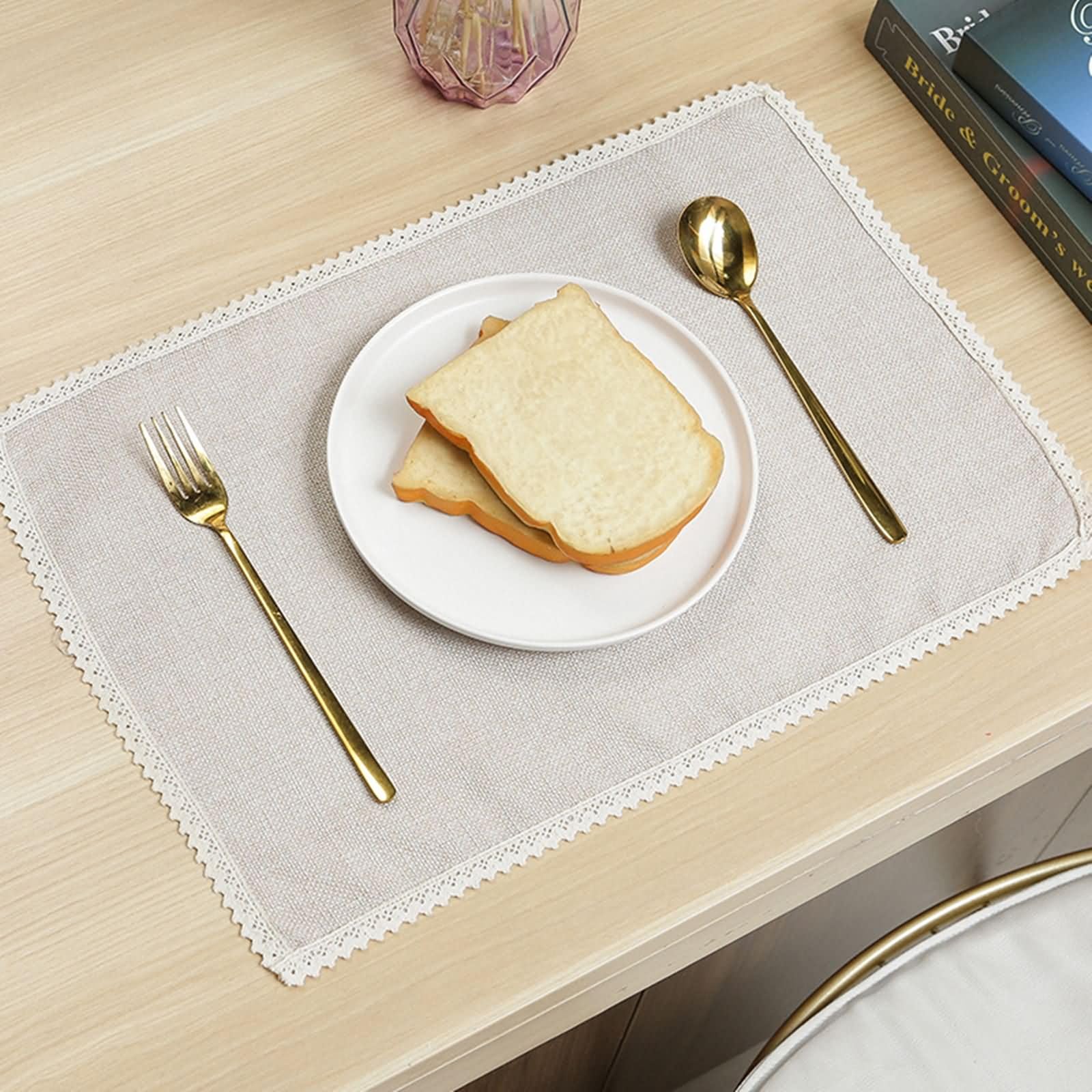 Set de table rectangulaire beige haut de gamme finitions dentelle