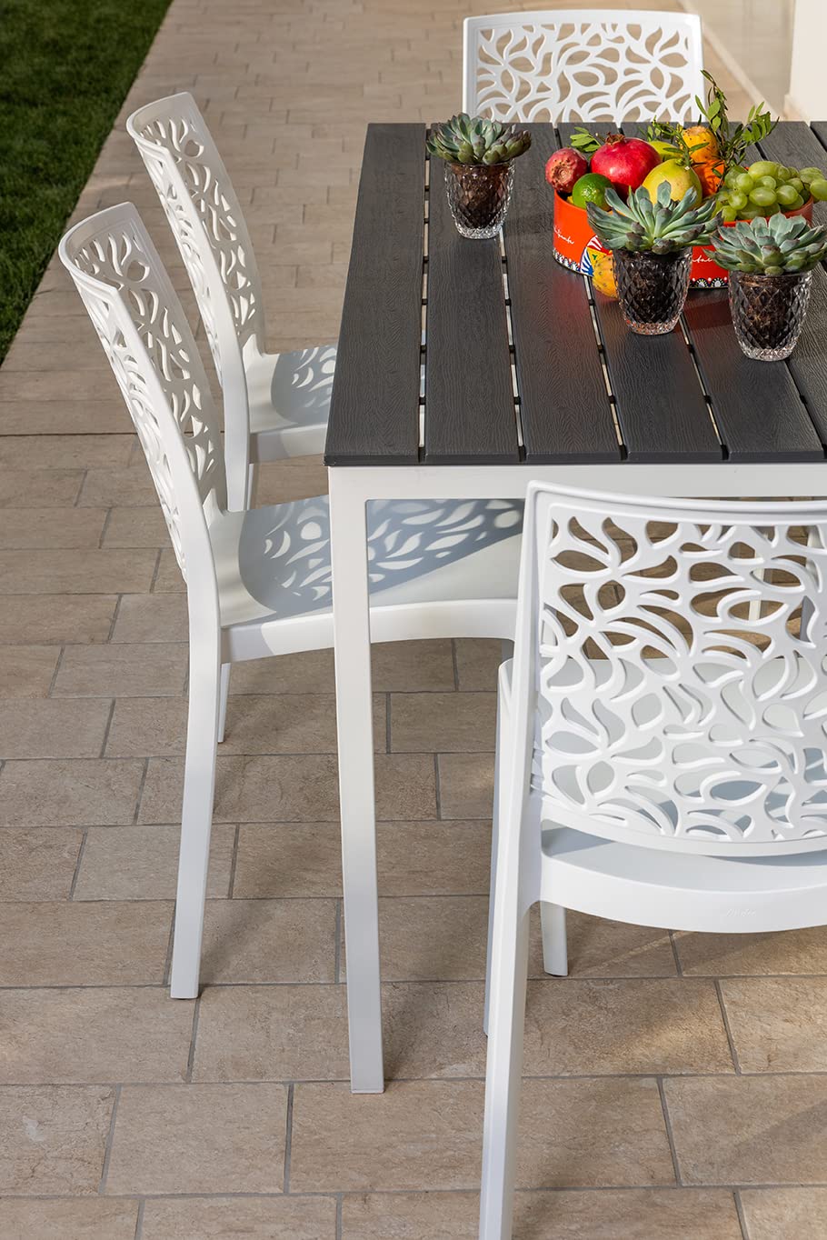 Set pranzo da giardino o esterno per 6 persone, tavolo in acciaio verniciato con doghe in polietilene effetto legno Bianco/Ardesia, 6 sedie in polipropilene con fibra di vetro Bianche - Thomas e Anna