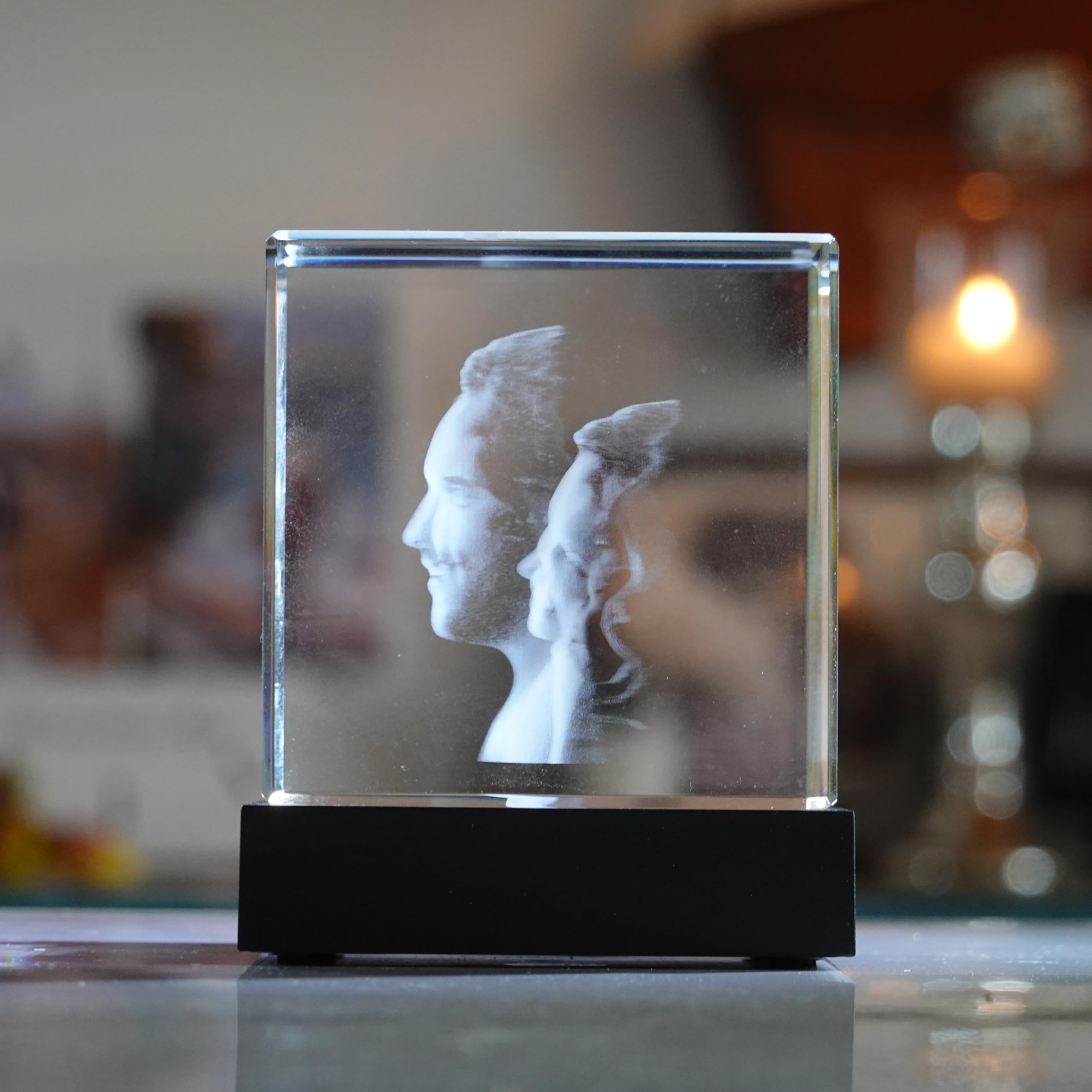 contento | 3D Kristall Würfel | Dein Foto Portrait in Glas graviert | 1-2 Personen/Tiere |3D Kristallfoto als Geschenk zum Geburtstag, Weihnachten, Hochzeit, inkl. Leuchtsockel | Größe M (6x6x6cm)