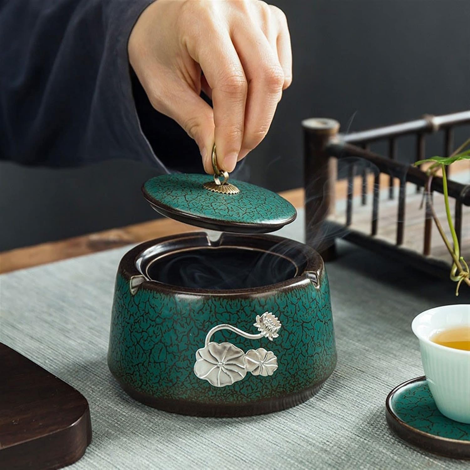 Weed Ash Tray Ceramic Ashtray with Lid Multifunctional Creative Peacock Green Home Living Room Ashtray Ashtrays for Cigarettes