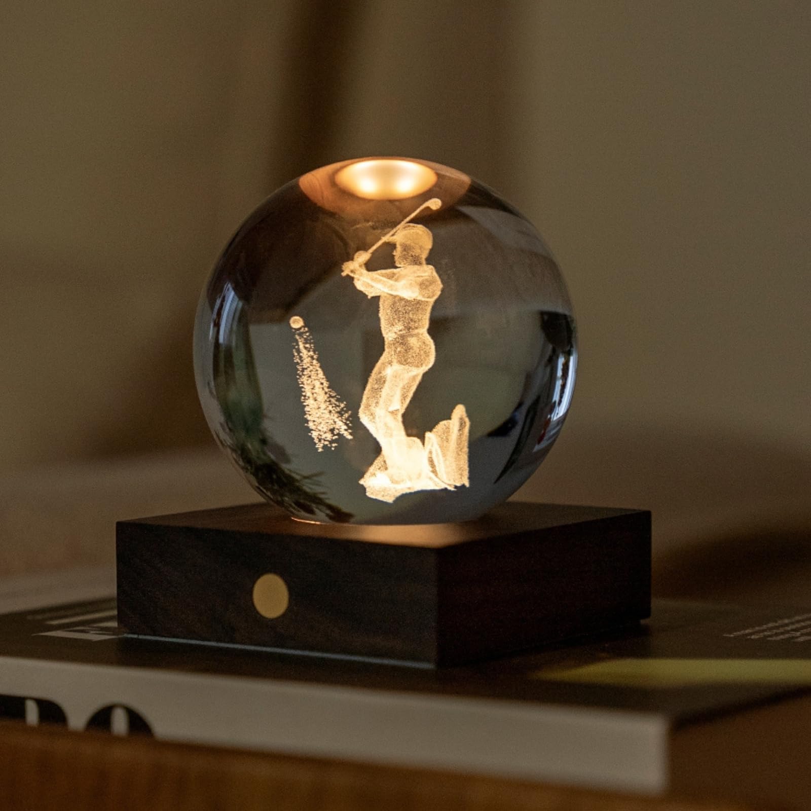 Gingko Luce di cristallo ambrata di design – Lampada LED incisa 3D a forma di mucca delle Highland | Luce d'atmosfera ricaricabile con base in noce | Regalo unico per gli amanti degli animali e
