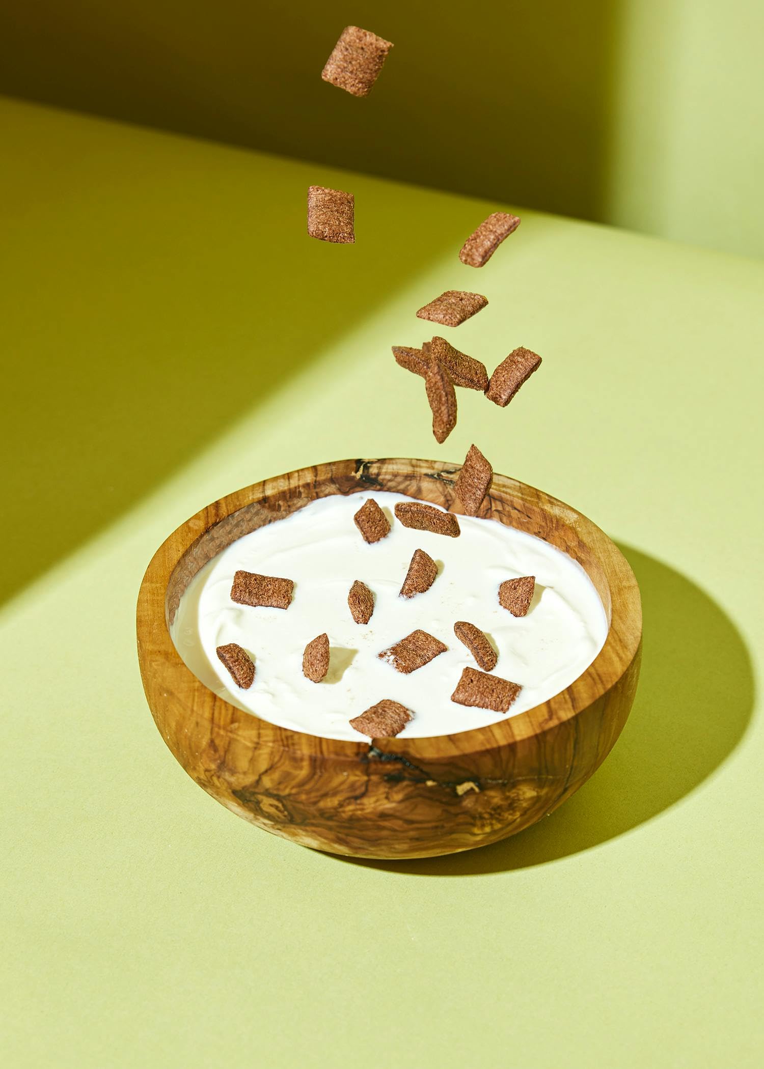 KoRo - Cereali croccanti con gianduia e nocciole bio 8 x 500 g - Vegan - Con ripieno di cacao e nocciole - Come colazione, topping o snack