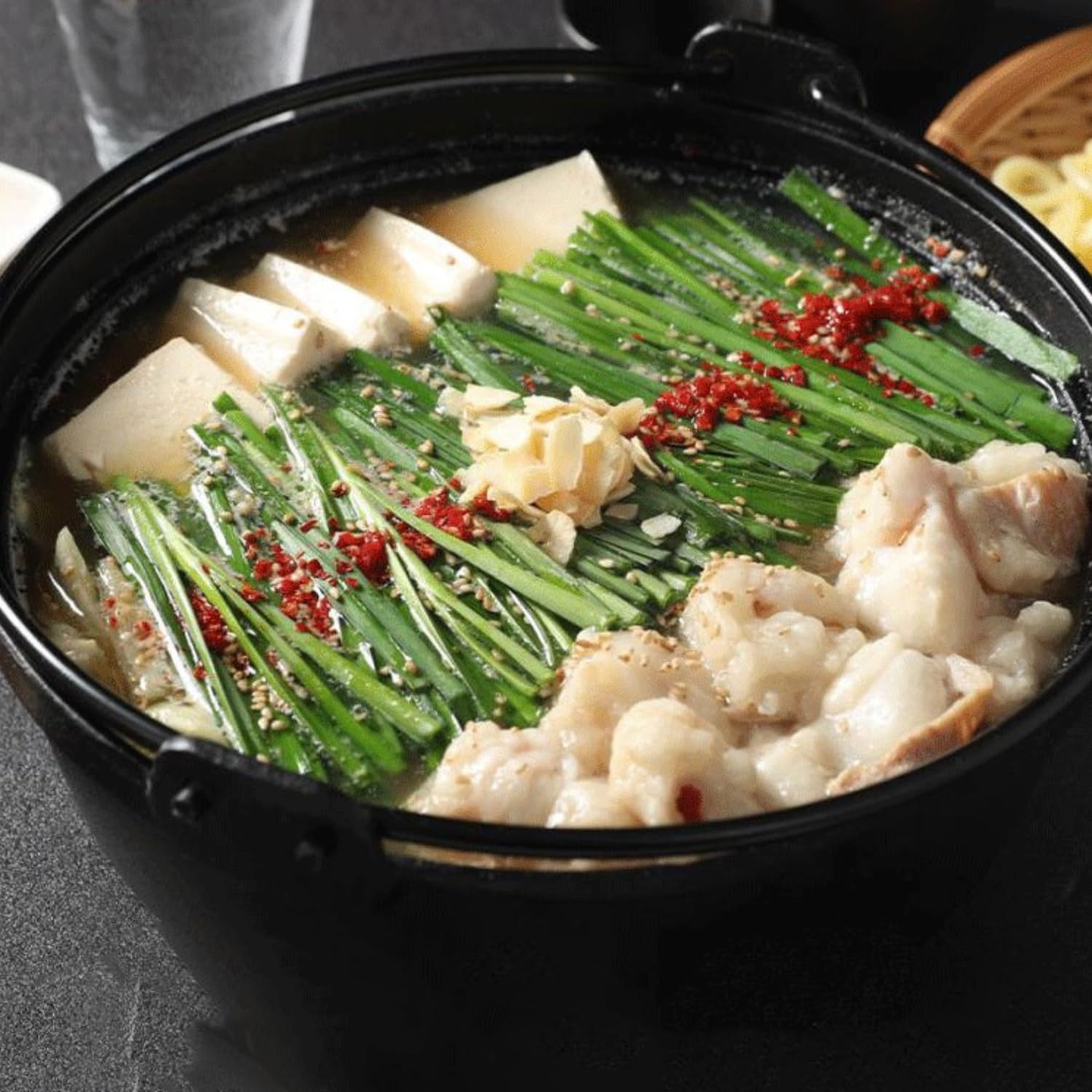 【松屋】《松鷹や謹製》博多もつ鍋 ちゃんぽん麺 付き！【牛もつ/スープ/ちゃんぽん麺/鷹の爪/ガーリックフレーク】