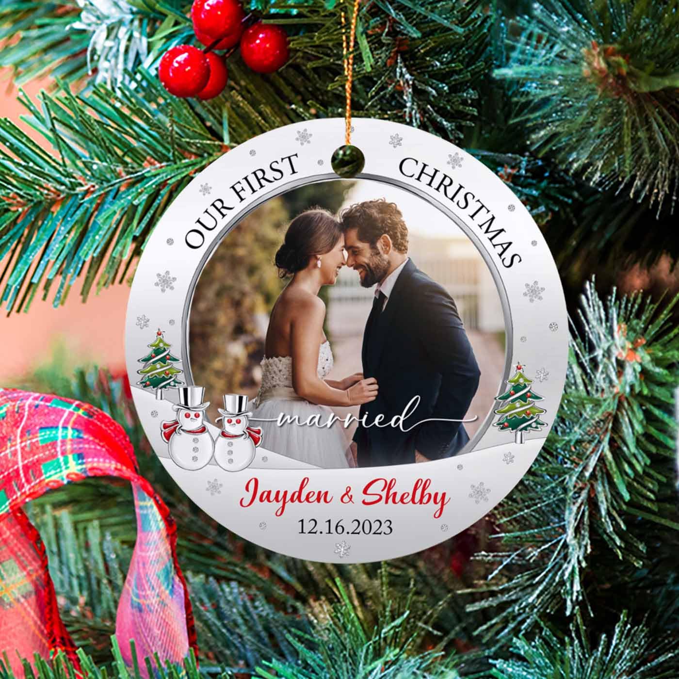 Fukaisu - Ornement De Noël Personnalisé Pour Jeunes Mariés - Bois Décoré - 10,5x9,5 Cm - Cadeau Premier Noël De Mariage