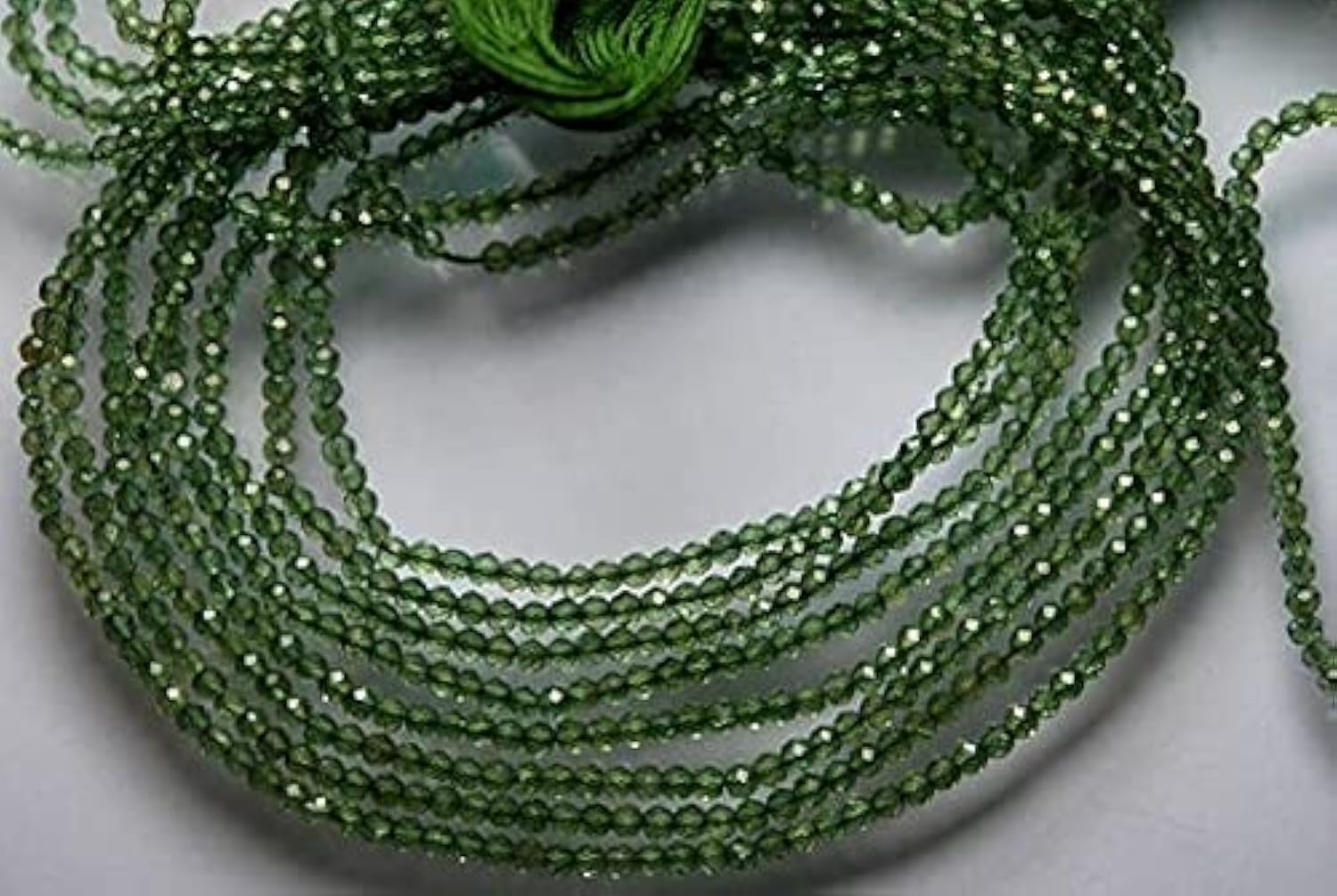 Apatite verte en perles rondelles 2.90mm pour fabriquer un cadeau d'anniversaire unique