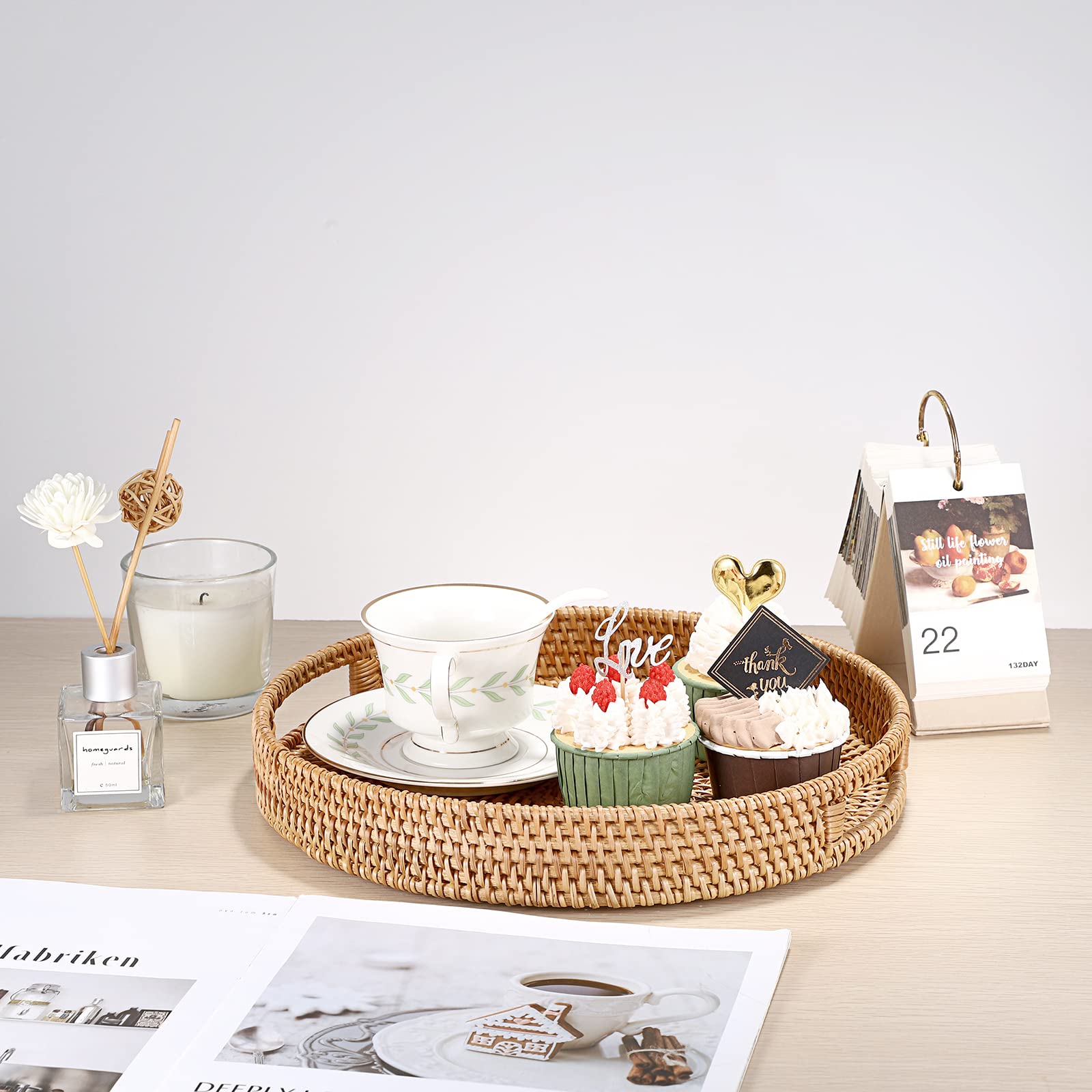 Rattan Serviertablett mit Griffen Rundes Gewebtes Korbtablett Weidengeflecht Tablett Rattantablett Dekoratives Servierkorb Aufbewahrungskorb für Obst Brot Kekse Süßigkeiten Spielzeug 30CM