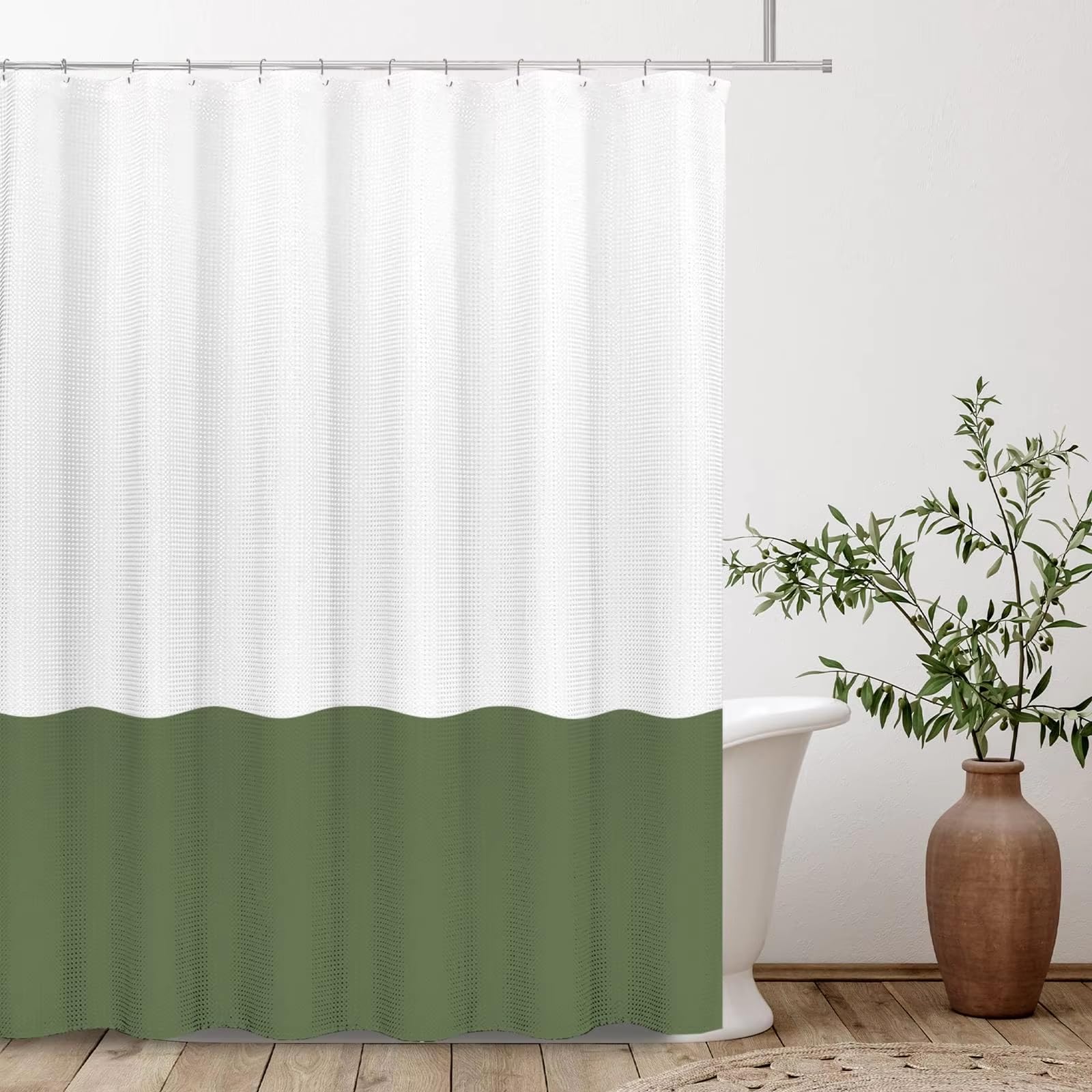 Rideau de douche vert sauge et blanc lavable en machine pour créer une ambiance spa chez soi