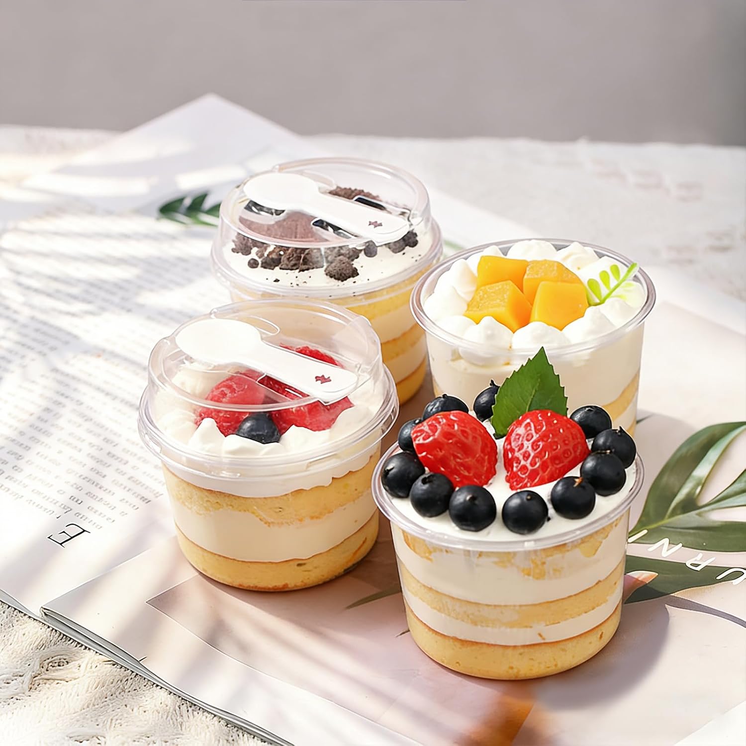 50 Pack Clear Plastic Dessert Cups with Lids and Spoons, 8.5 oz, for Yogurt Parfait, Pudding, Fruit and Ice Cream (50)