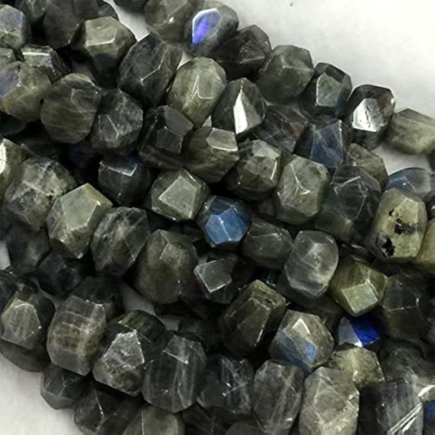 Labradorite perles authentiques contre les reflets ternes des faux minéraux