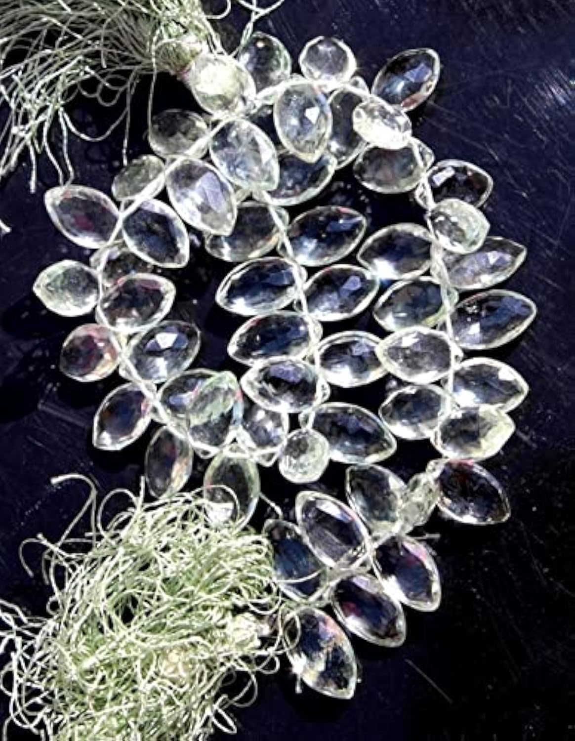 Améthyste verte naturelle contre les verres ternes des bijoux bas de gamme