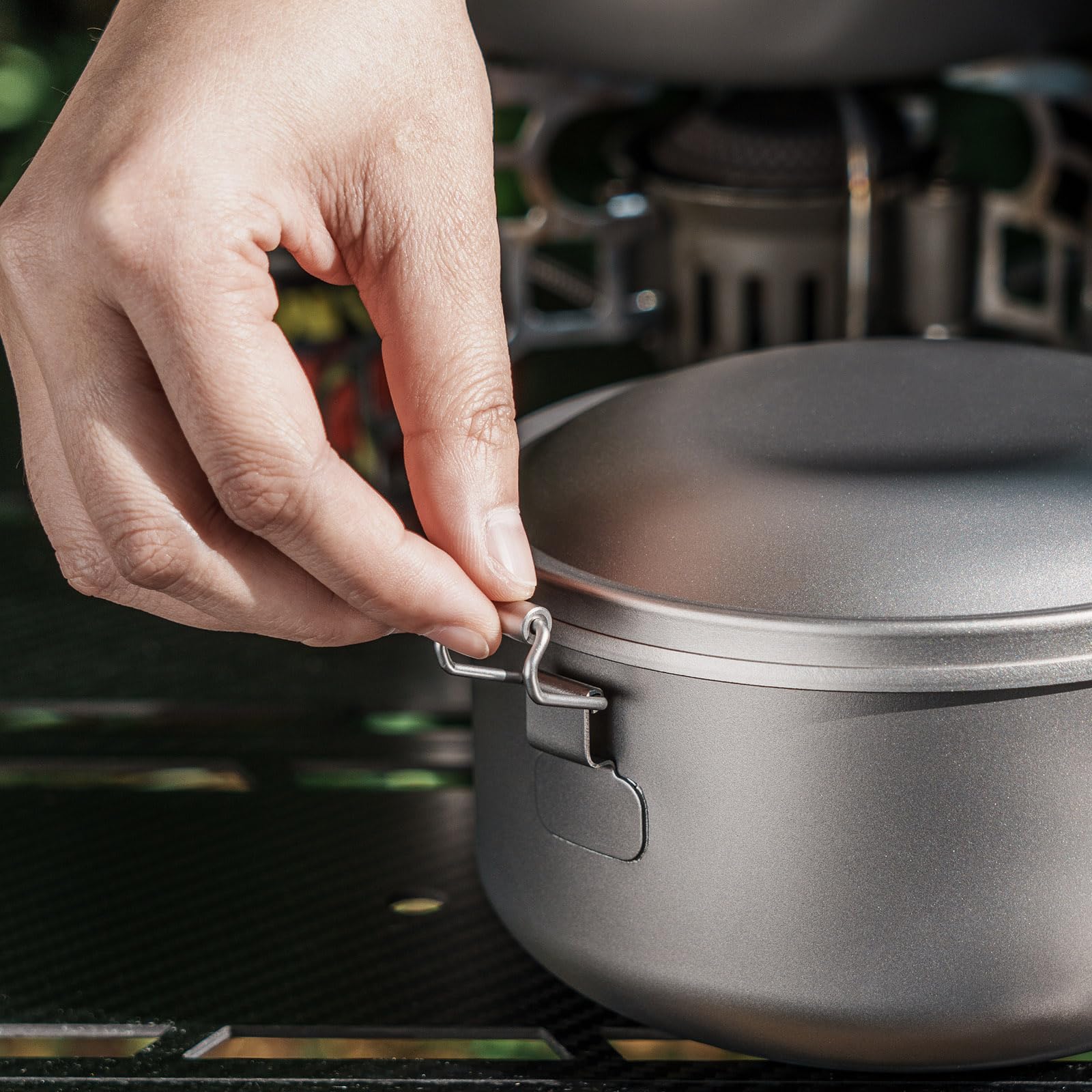 iBasingo Titan Brotdose Outdoor Bento Box Leichte Täglicher Büroangestellter Camper Student Dinner Box 900ml Schüssel 250ml Gericht Set mit Deckel Getrennte Mehrschichtige Geschirr Mess Kits Ti1095T