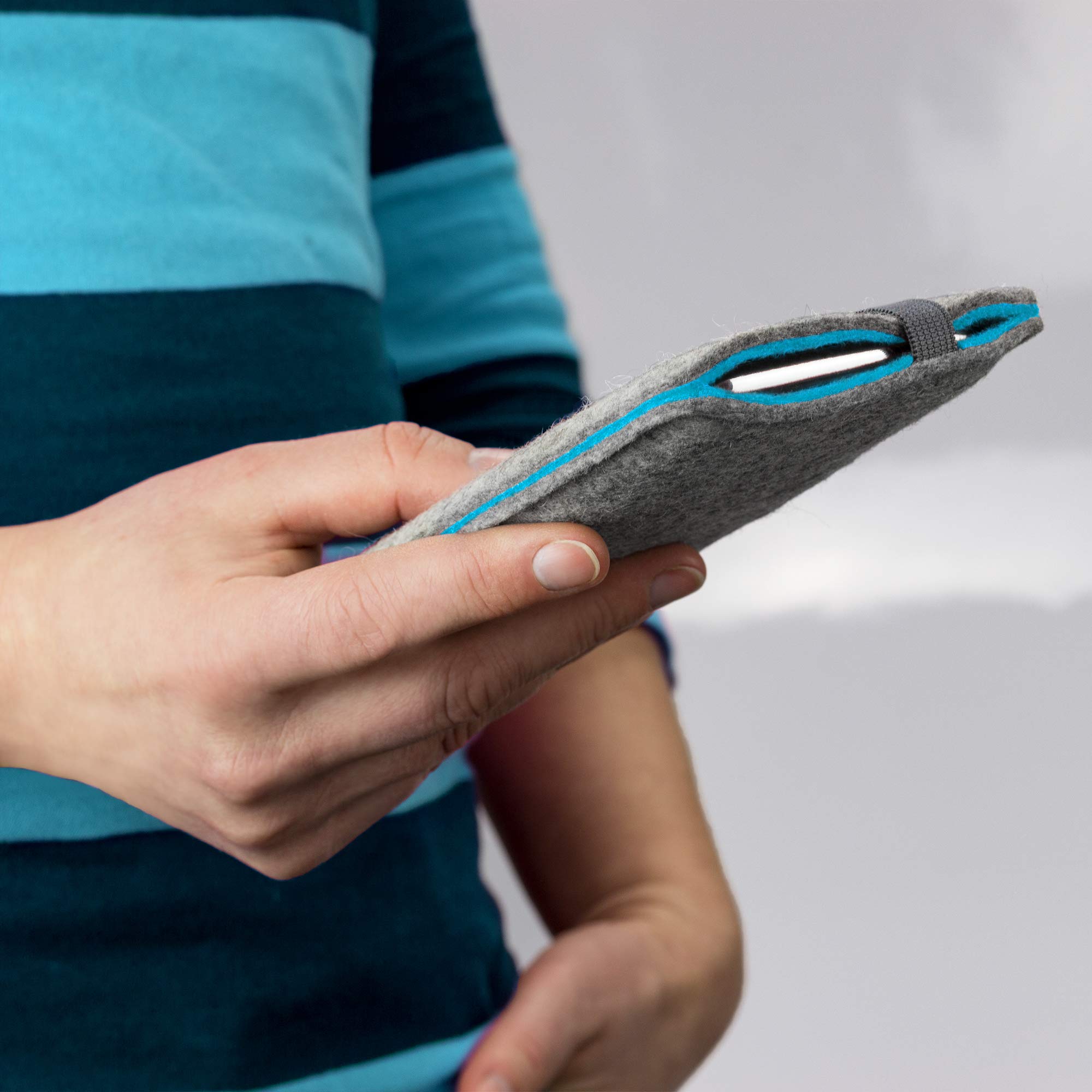 stilbag maßgeschneiderte Handyhülle Finn | Farbe: hellgrau/Azur | Smartphone-Tasche aus Filz | Handy Schutzhülle | Handytasche Made in Germany
