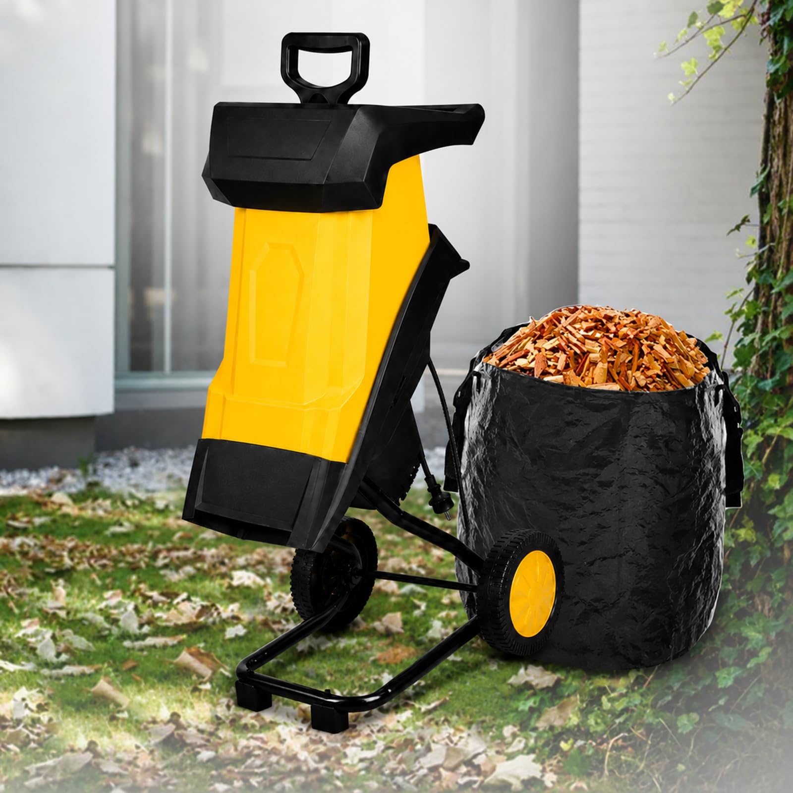 Biotrituradora eléctrica 2500 W para Ramas y podas 10mcable | Tolva protegida, interruptor de seguridad y disyuntor del motor favorecen un trabajo más controlado en el jardín