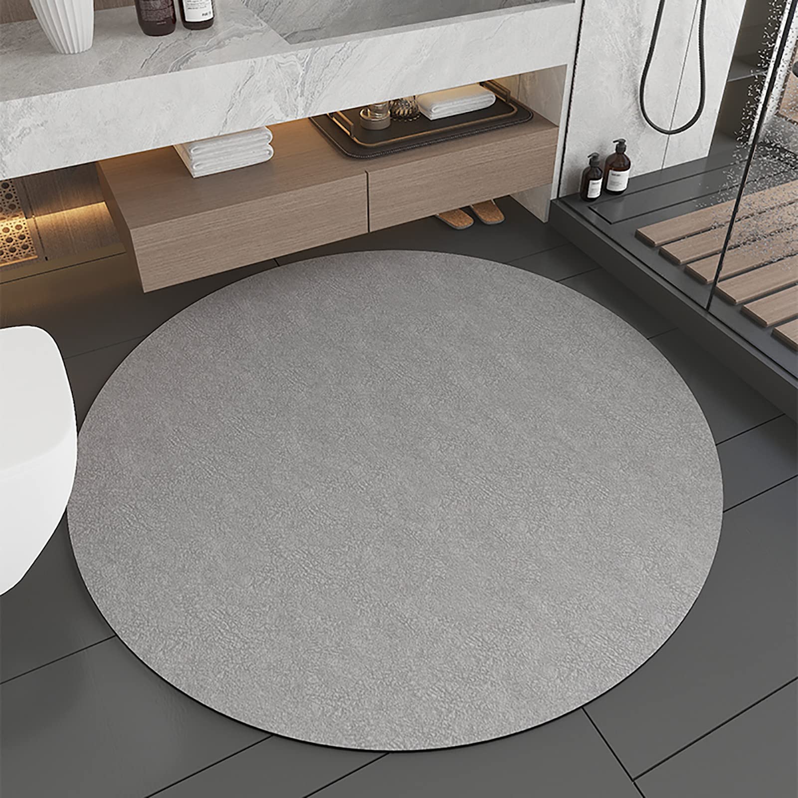 Tapis de douche absorbant rond devant la baignoire pour pieds au sec
