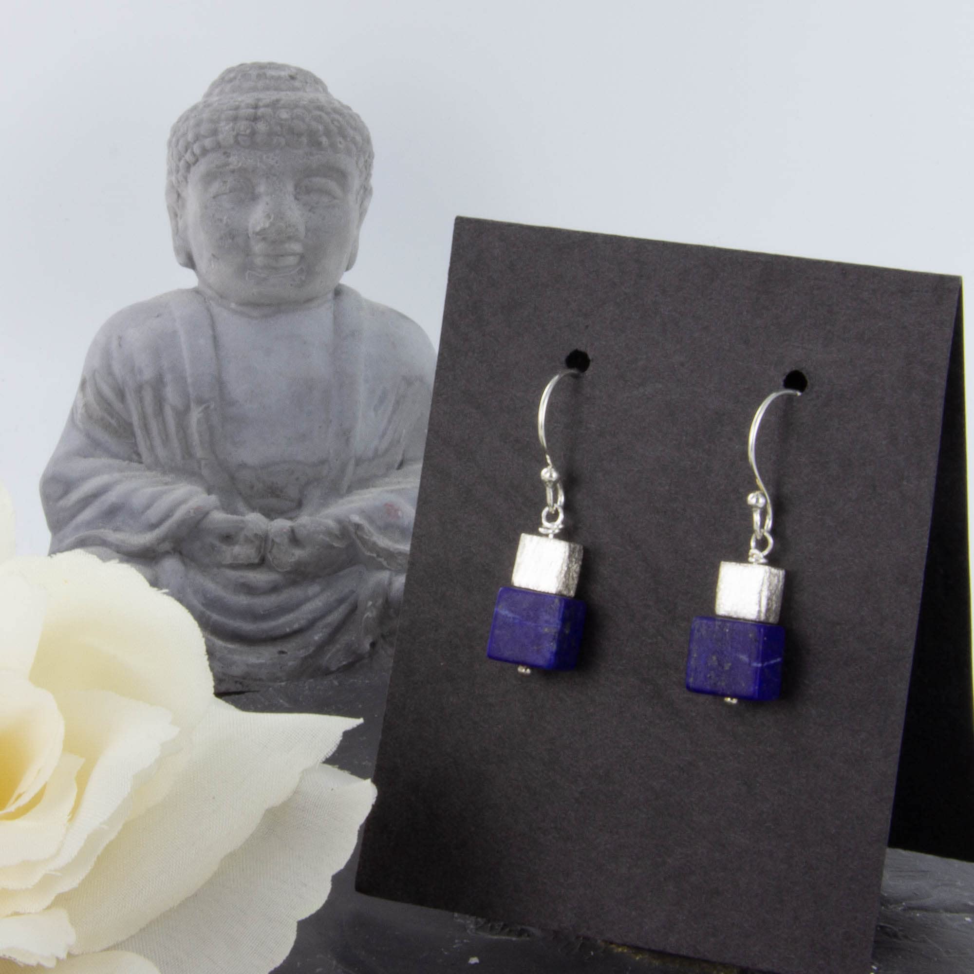 Tief blaue Lapis Lazuli Würfel Ohrhänger mit Silber Würfel mattiert und Fischerhaken Silber