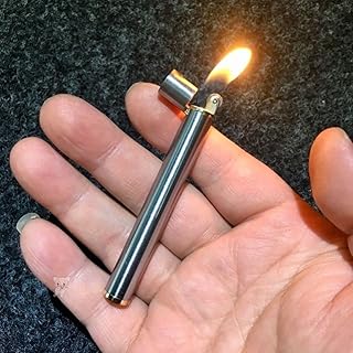 ロング スティック ライター (真鍮製、小さなフリップ キャップ点火柔らかい炎) ユニークなクールで面白いノベルティ ファンシー 喫煙、休日のギフトのコレクションに適しています (シルバー)