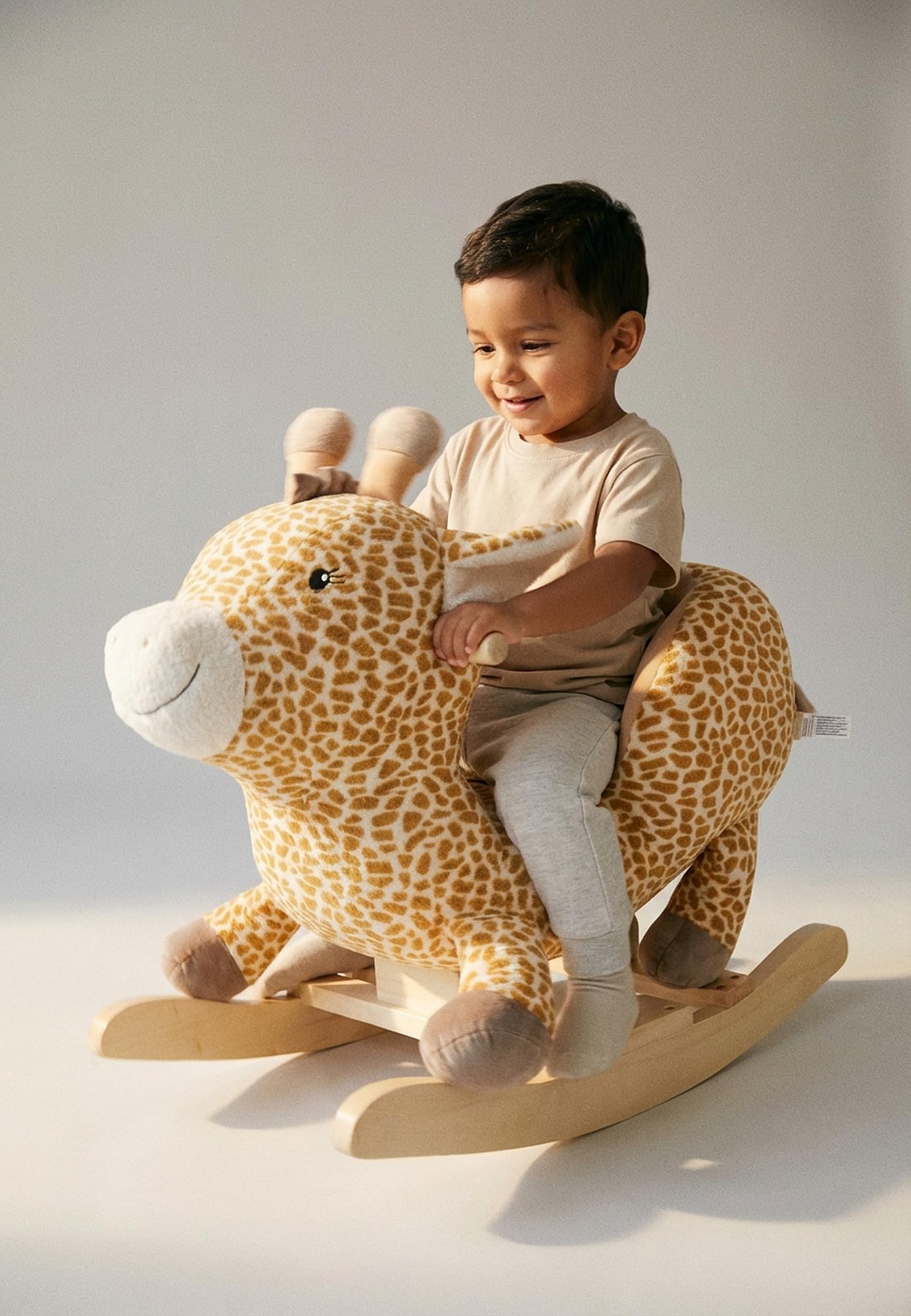 Sterntaler Schaukeltier Giraffe Kaya - Schaukelpferd aus Flausch & Holz - mit weicher Sitzfläche - Spielzeug Wippe für Kleinkind - Indoor - Geschenk Idee - Unisex, Goldbraun