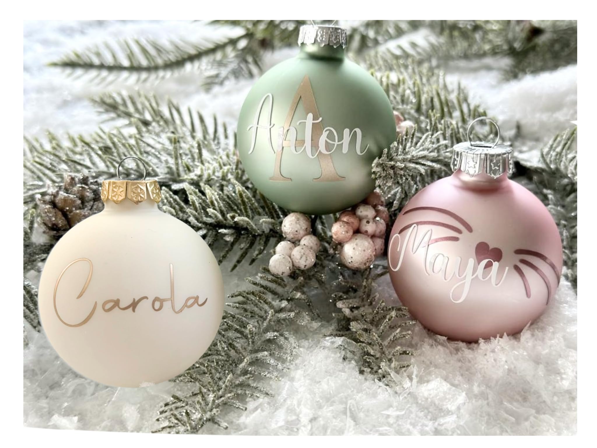 Personalisierte Weihnachtskugeln aus Glas (6 cm) – mit Name, Motiv & Anfangsbuchstabe – Farben & Schriftarten wählbar – Christbaumkugeln mit Herz, Hund, Katze, Baby, Tannenbaum