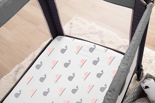 Miniatura 4 de American Baby Company - Sábana bajera ajustable de tejido de punto suave y transpirable 100% algodón, sábanas de practicuna, Ballena rosaZigzag rosa