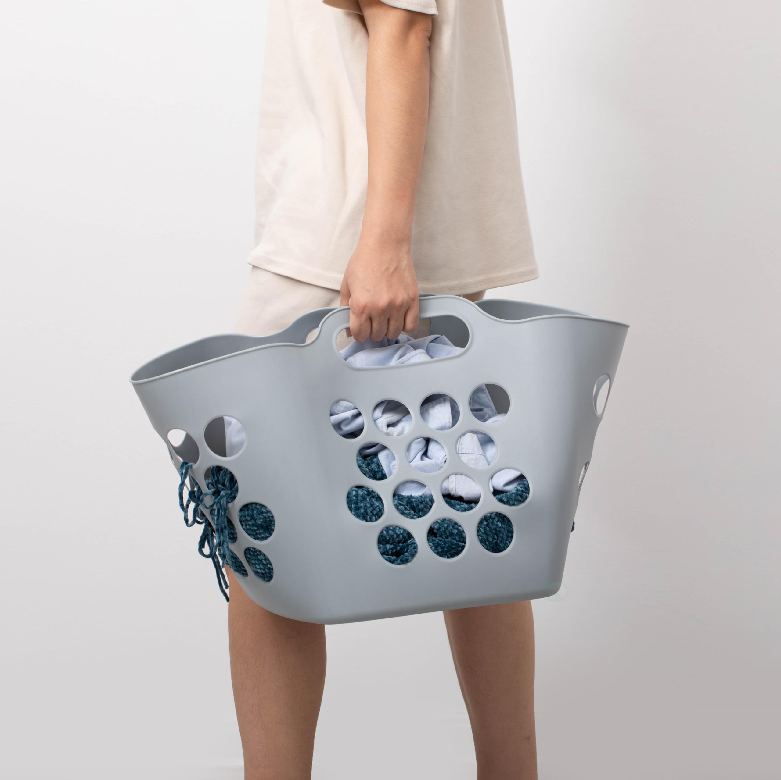 Basicwise Flexibler Wäschekorb aus Kunststoff, quadratischer Aufbewahrungskorb mit seitlichen Griffen für einfaches Tragen, vielseitiger Organizer für Wäsche und Haushalt, 28 Liter, Grau